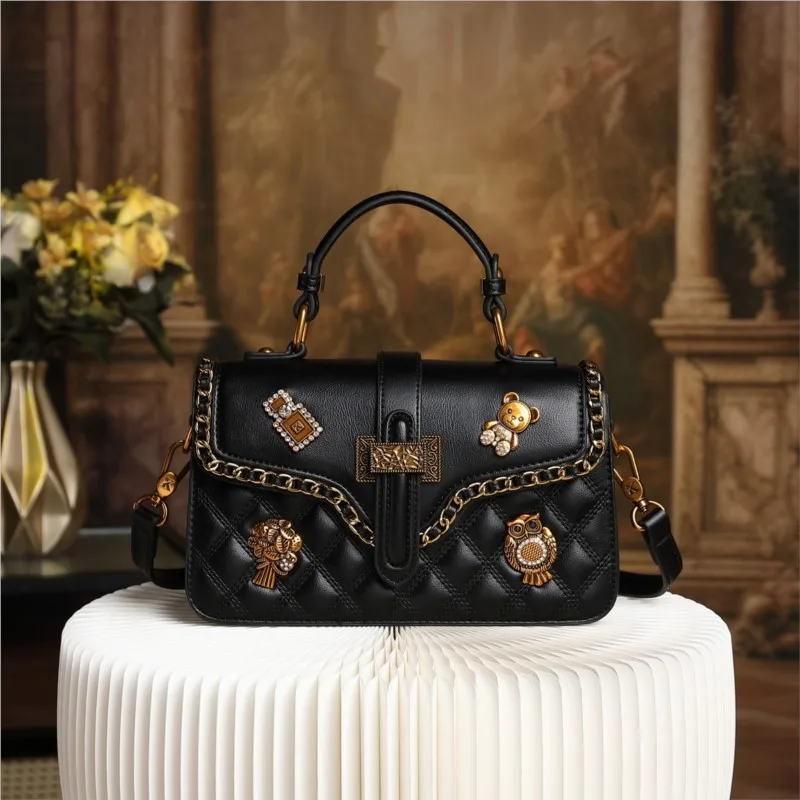 

Fashion diamond grid handbag for women, 2026 autumn and winter new badge decoration, light luxury single shoulder crossbody bag