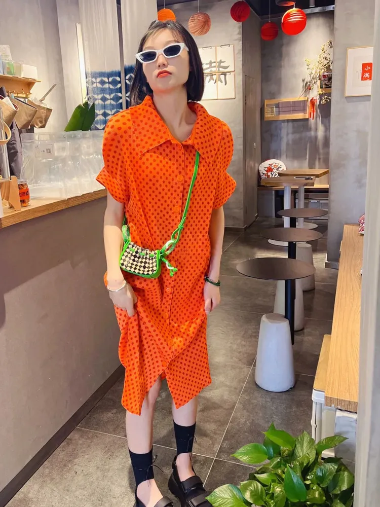 Orangefarbenes Plissee-Kleid mit Polka-Dot-Muster, Hemdkragen, kurzen Ärmeln, lockerer Passform, Midi-Länge, weicher Stoff, lässige Mode, Alltagskleidung, 2025, trendig, schick – Detail 6