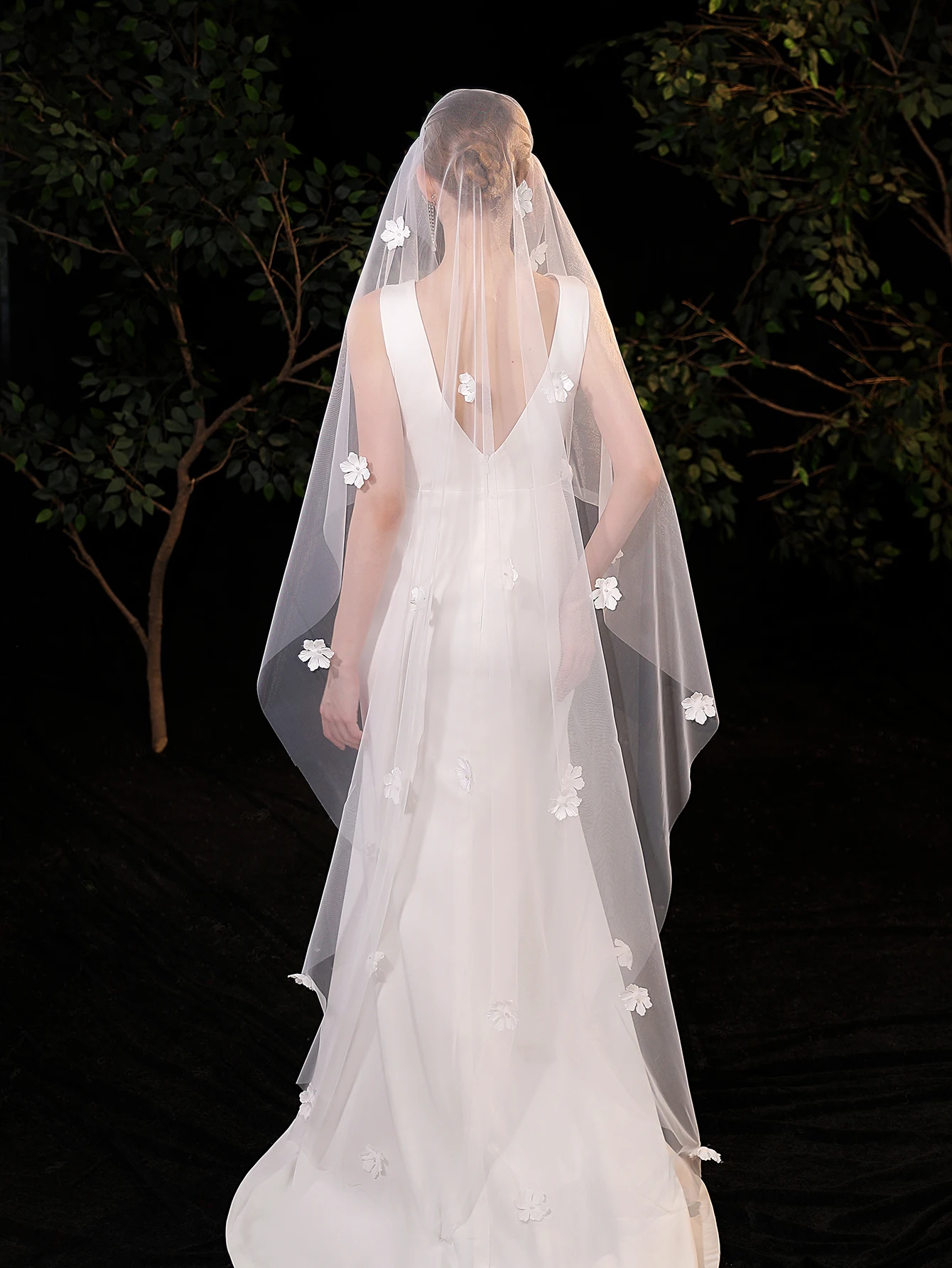 

Bridal Veil Full Of Dreamlike Nature Atmosphere Ladies' White Flower Wedding Veil (Flowers' Position Is Random)