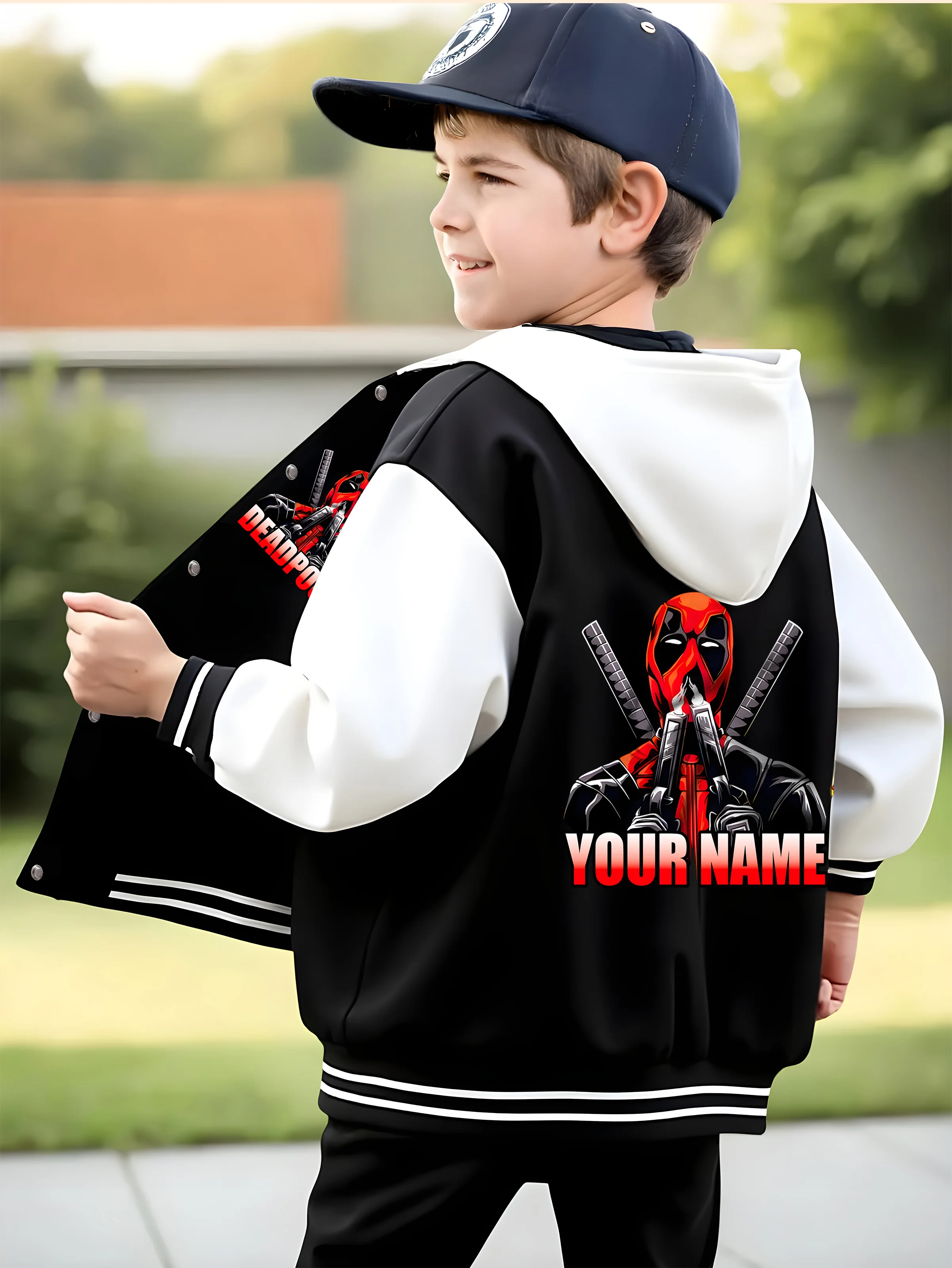 سترة بيسبول MINISO Marvel Boys - نمط السيف المزدوج الرائع من Deadpool، شخصية فريدة من نوعها، رائعة جدًا للمغامرة الخارجية