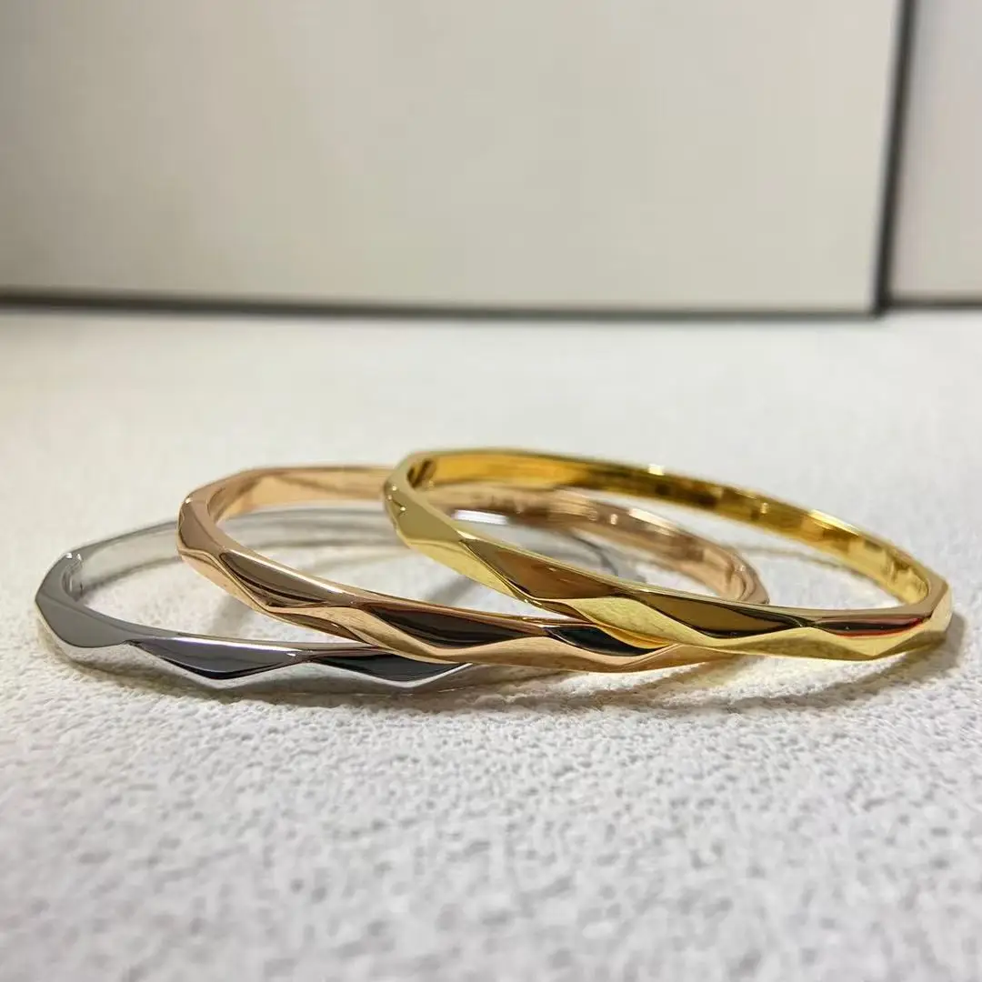 

Minimalist 925 silver bracelet for women; a luxurious, niche design for a special day gift for your wife.
