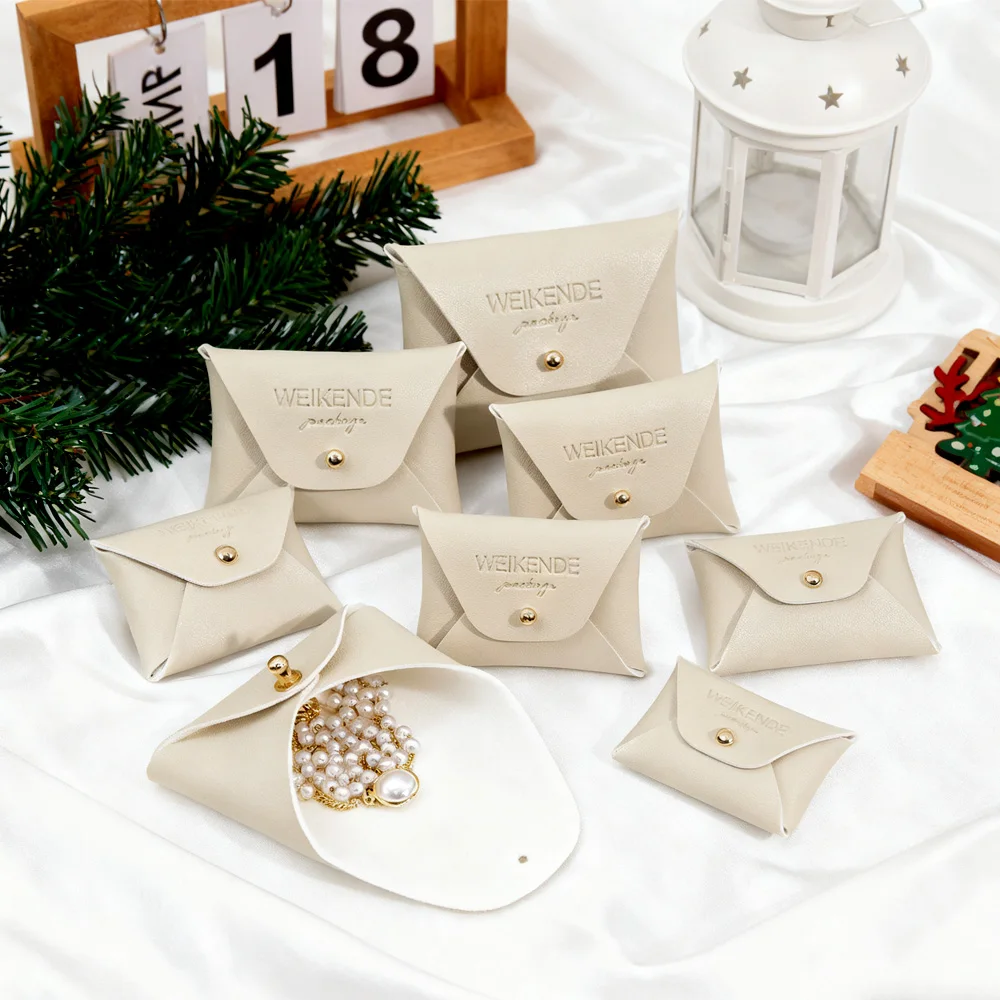 

Custom 7x5cm Cream PU Jewelry Box Logo for Necklace Ring Earrings Packaging Bag Wedding Small Business Gift Leather Rivets Bags