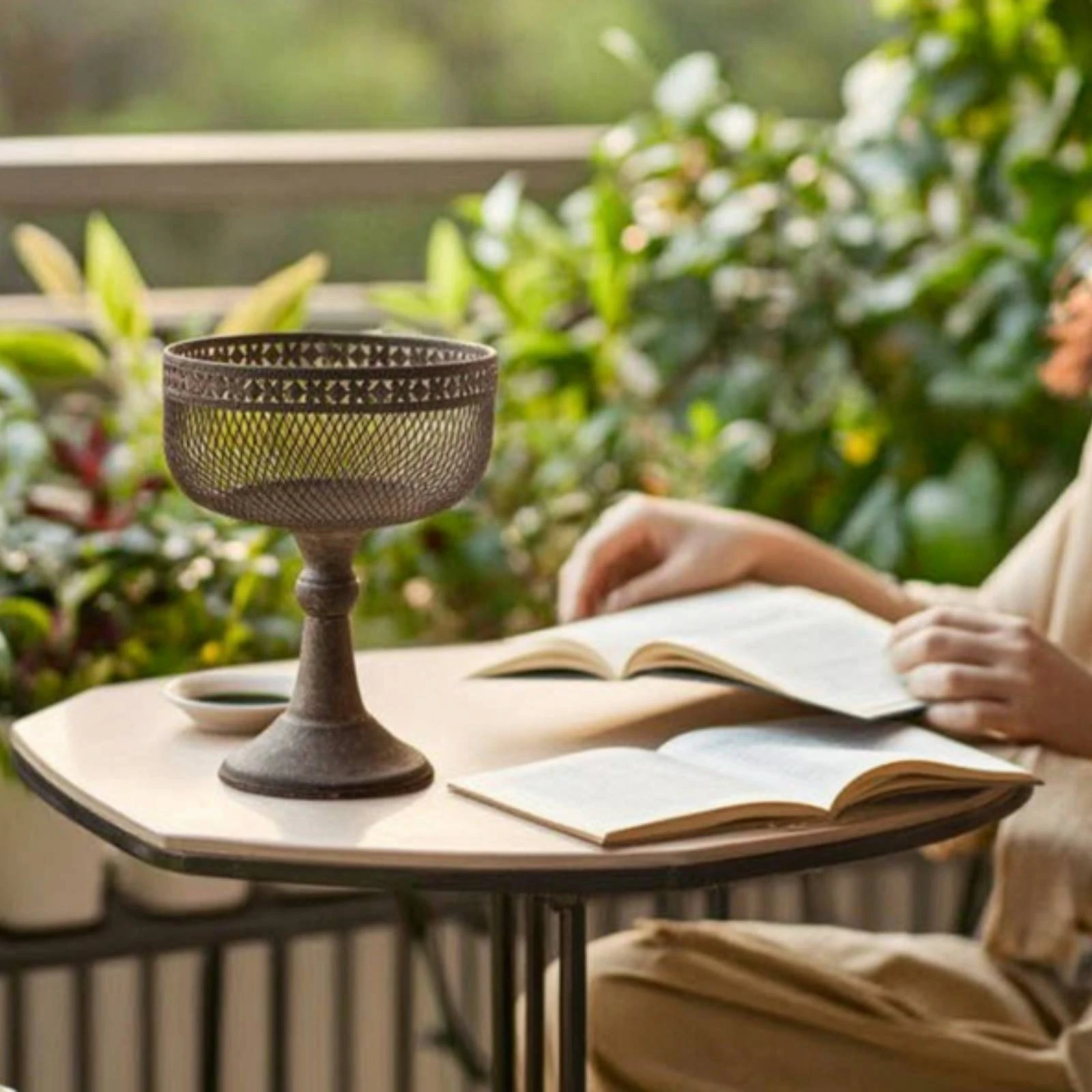 Metal Planter with Pedestal Rustic Goblet Planter Flower Pot Vintage-Inspired Freestanding for Tabletop, Entryway