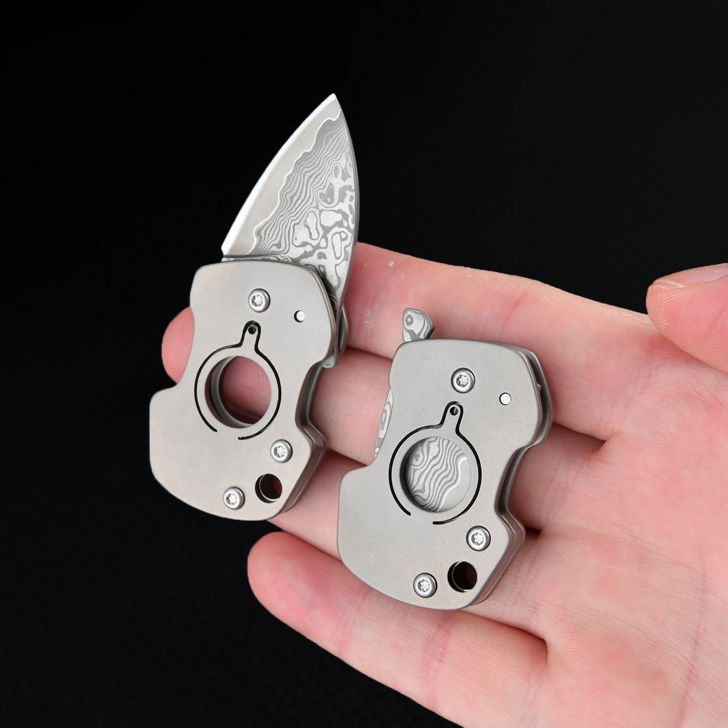Canivete Mini Dobrável de Titânio CNC com Lâmina de Damasco, Ferramenta Portátil EDC para Acampamento e Atividades ao Ar Livre, Abertura Rápida