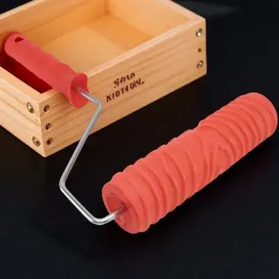 Wałek do dekoracji ścian DIY z teksturą drewna, czerwone plastikowe uchwyty, trwała guma, metal, idealny do tapet.