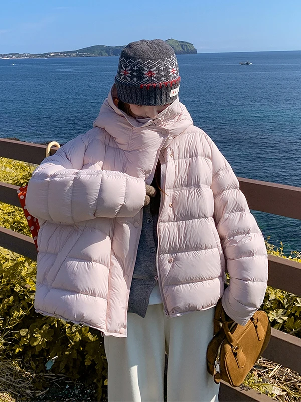 เสื้อแจ็คเก็ตผู้หญิงแบบมีฮู้ด สีชมพูอ่อน  บุด้วยขนเป็ด  สำหรับฤดูหนาว  ให้ความอบอุ่น  ทันสมัย  ช่วยชะลอวัย  สีขาว  ไส้ขนเป็ด