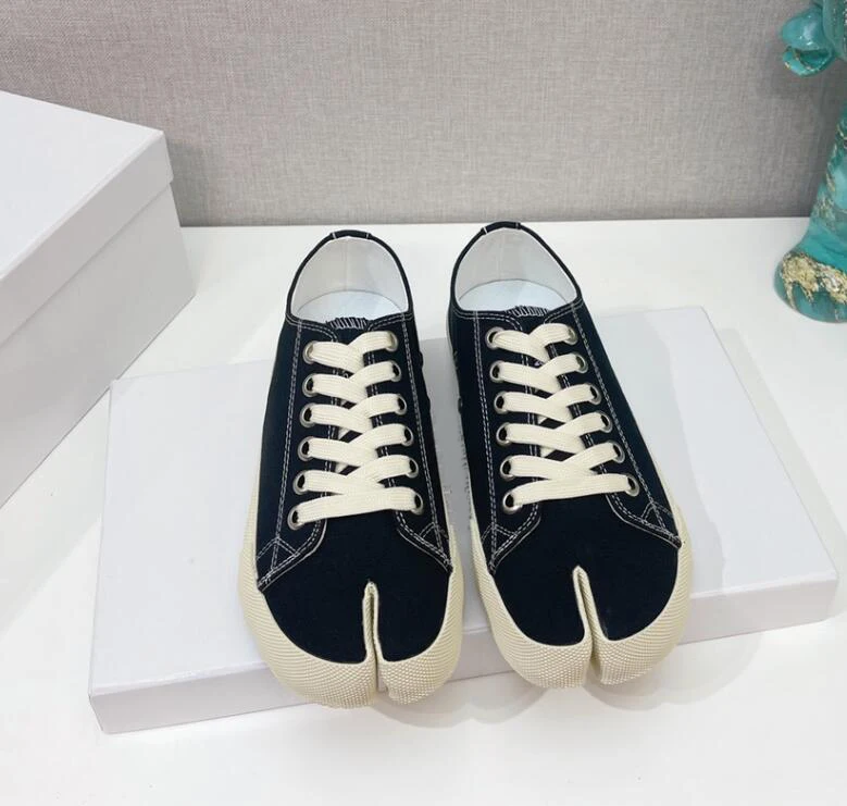 Canvas Split Toe Ladies Leisure Shoes Lace Up Flat Black White Leather Spring Summer Sapaots Designer Graffiti Sneakers