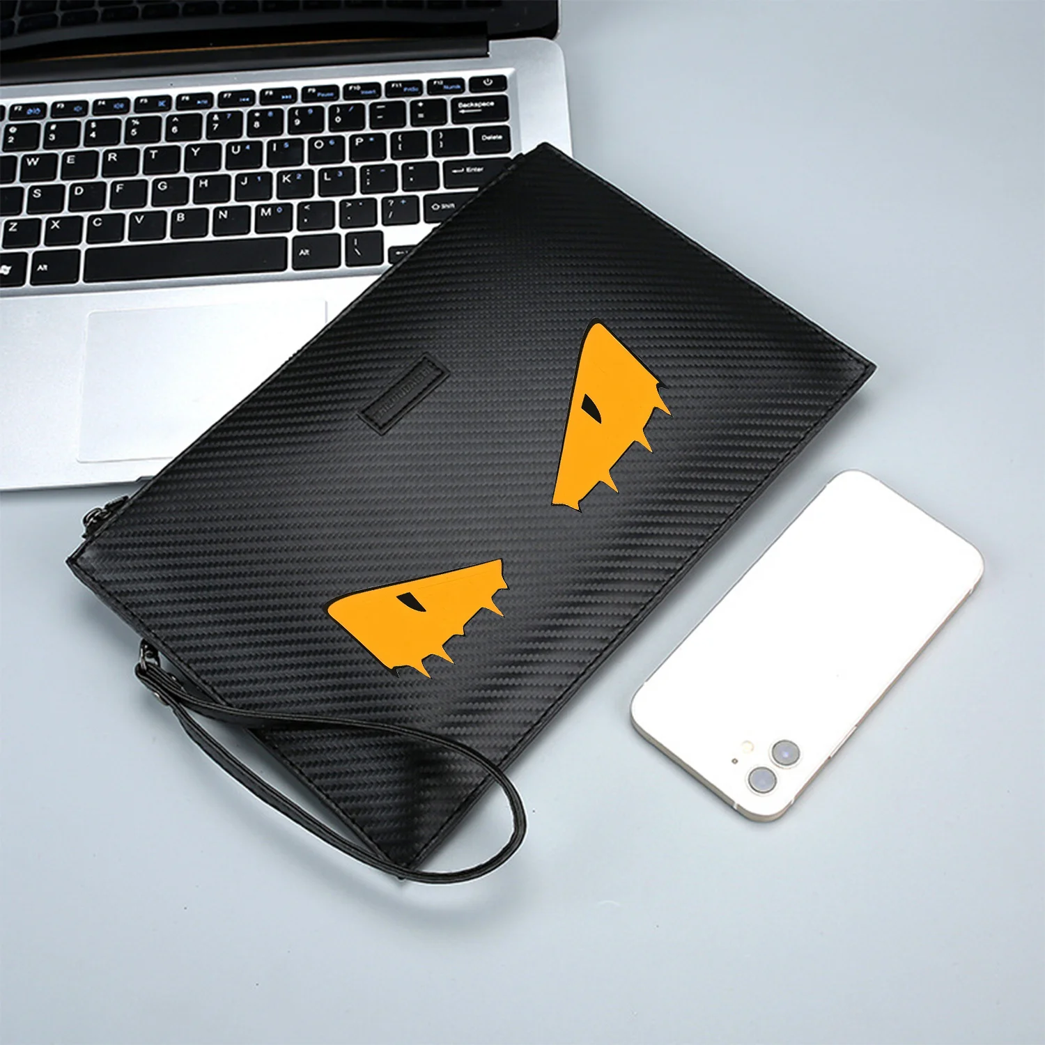 عيون صفراء على خلفية سوداء حقيبة يد رجالية أنيقة مطبوعة من البولي يوريثان عصرية وعملية للحمل اليومي