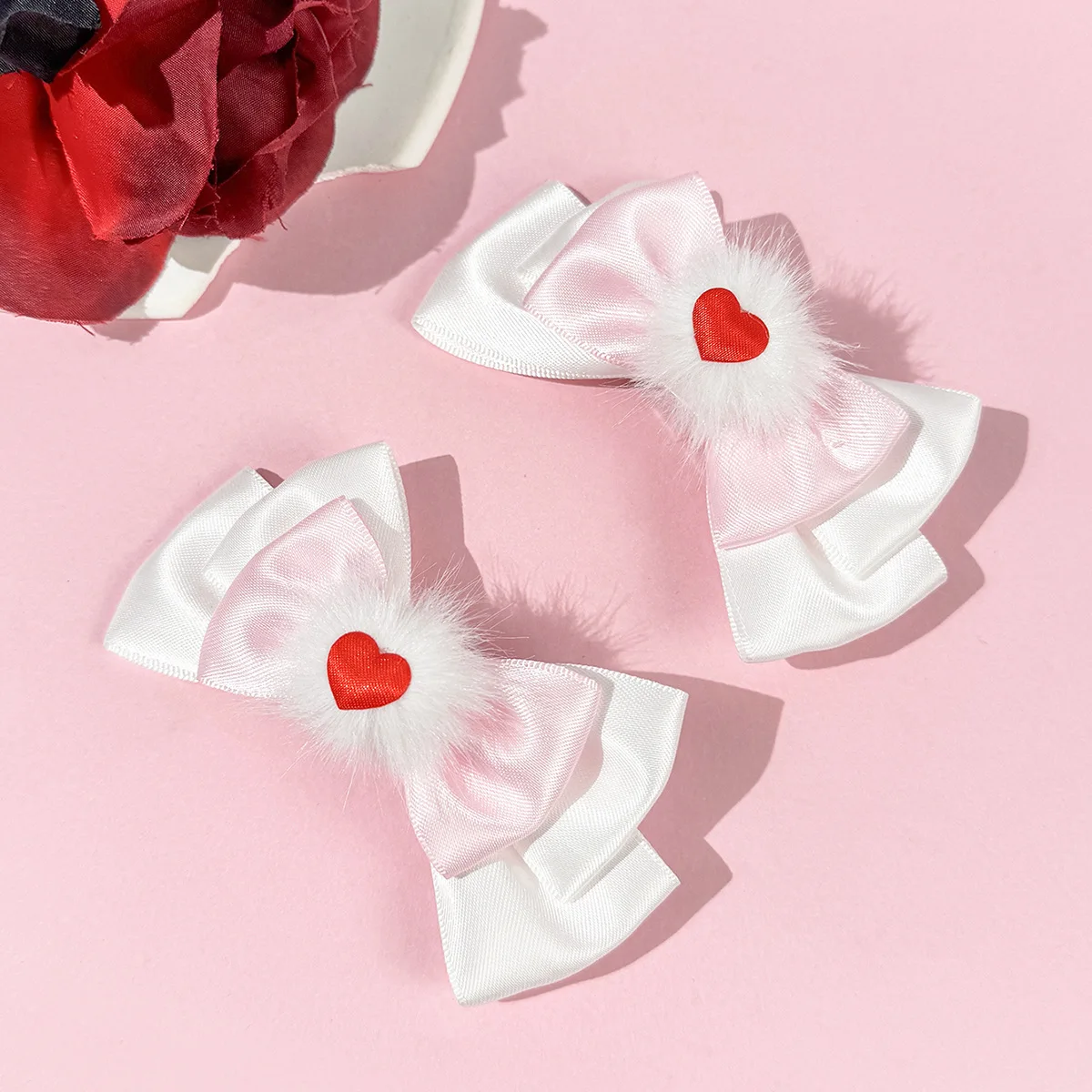 Niedliche Herz-Haarspangen aus Satin für Damen – flauschige modische Haaraccessoires für Alltag/Party/Lolita-Outfits (Rot/Pink/Weiß) – Detail 5