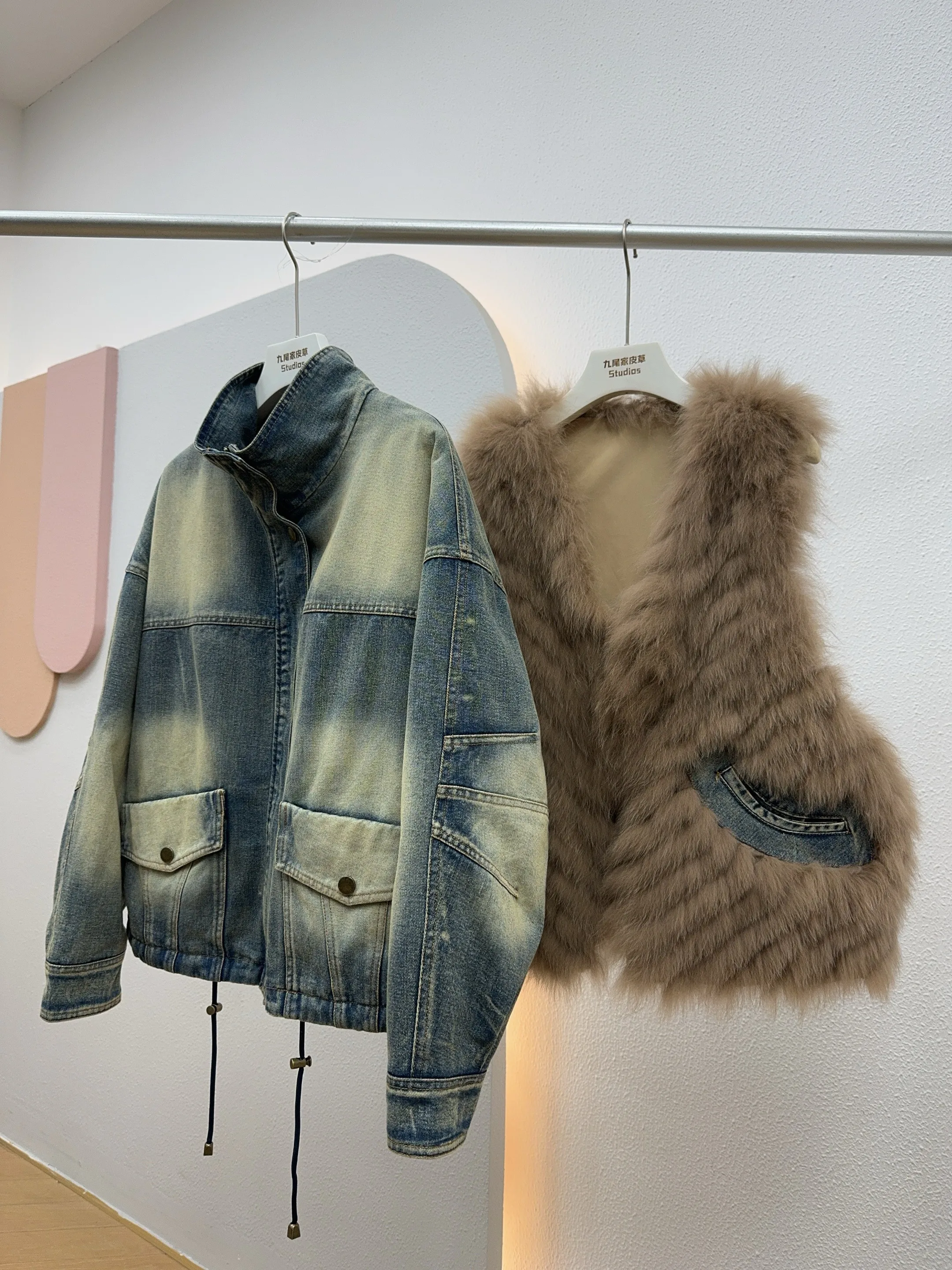 2025 겨울 필드 신상 투피스 데님 폭스 퍼 베스트 재킷, 구스다운 이너 라이너 포함, 필수템
