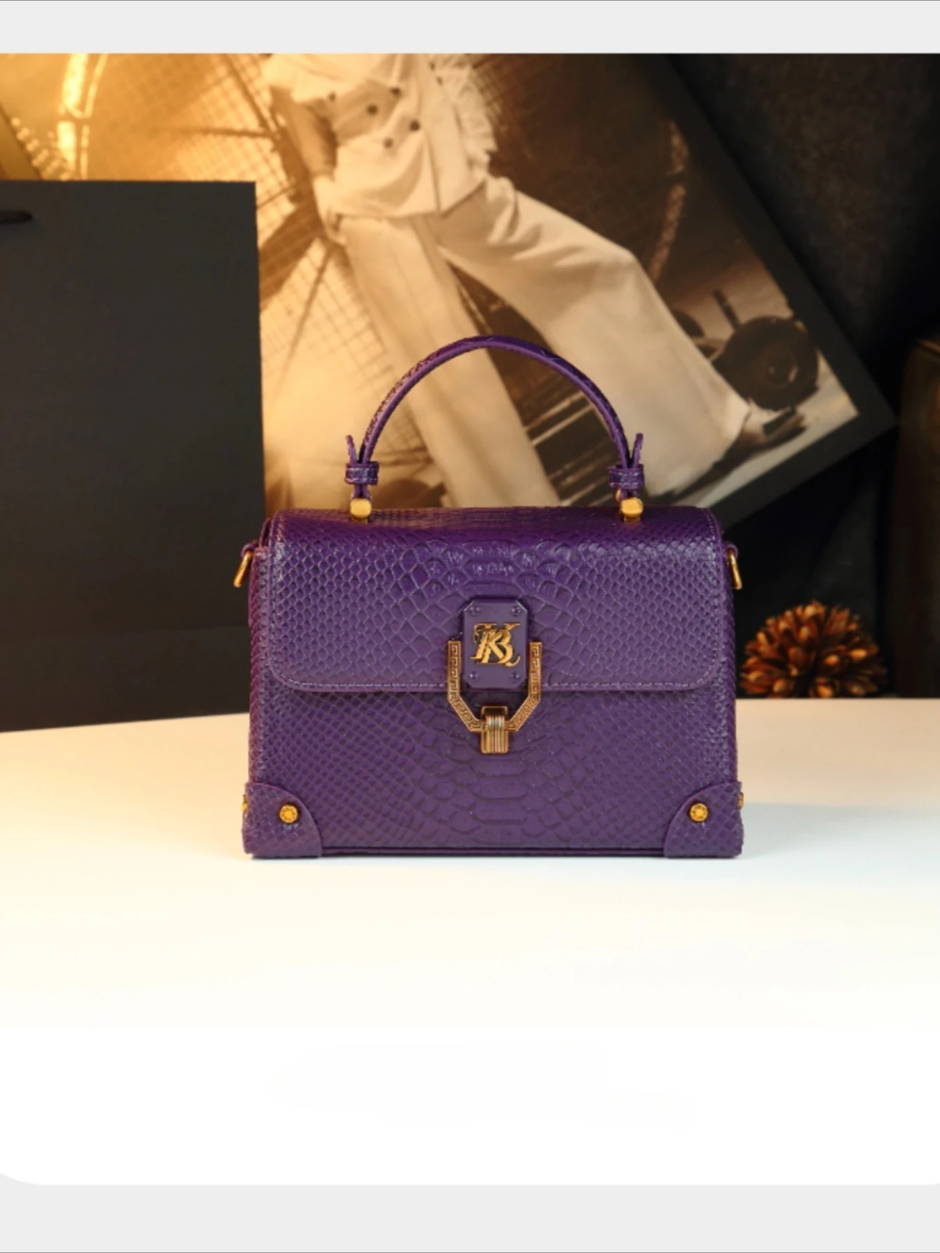 

Высококачественная легкая роскошная женская сумка со змеиным узором 2026, новая модная женская сумка в иностранном стиле, маленькая сумка-коробка