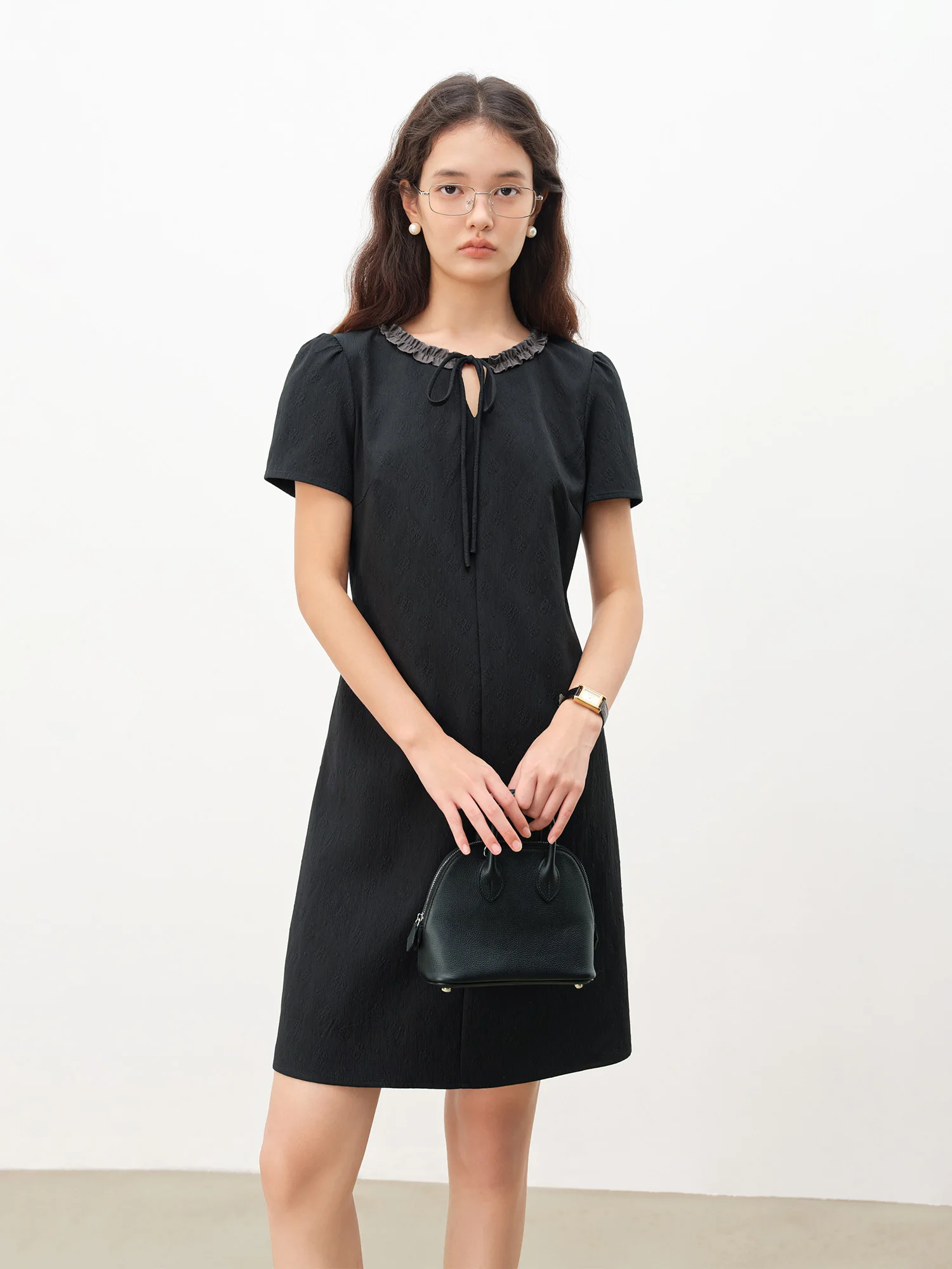 ZIQIAO 2025 Vestido feminino de verão pequeno e alongado em cascata – gola em camadas e chiffon leve para elegância sem esforço