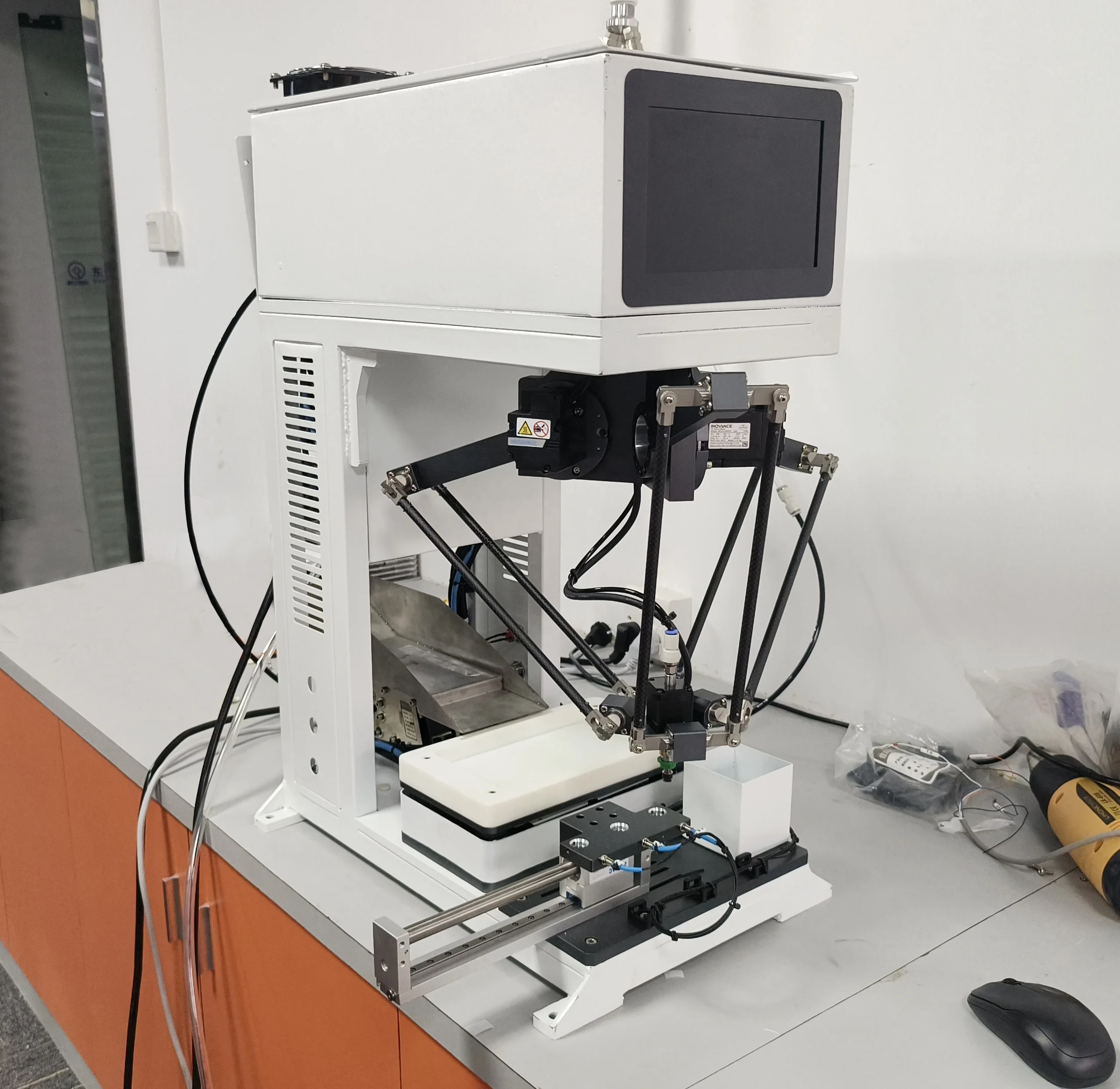 De lta Ro bot Special R obot per il posizionamento e il caricamento automatico