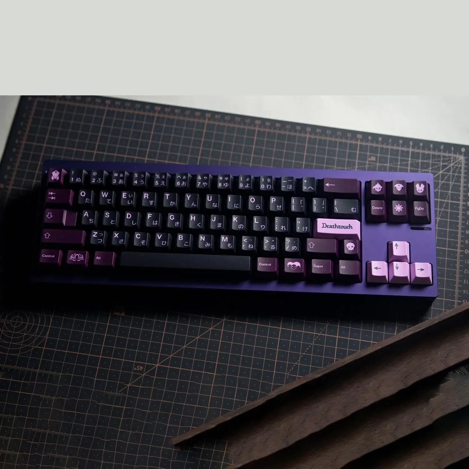 Black and purple Pbt original keycaps are sublimated and customized, and a full set of personalized small ones.