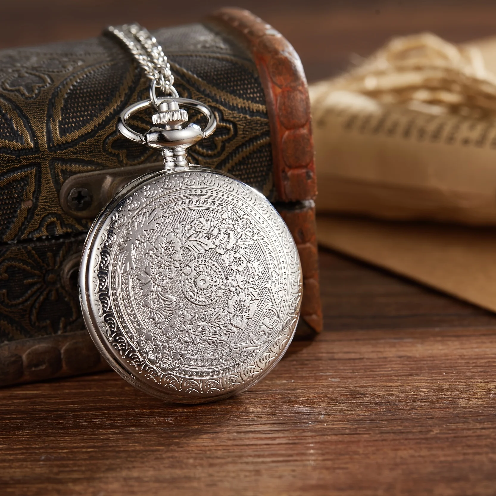 Retro nostalgic classical carved flip cover women men pocket watches necklaces hanging watches quartz suitable for giving gifts