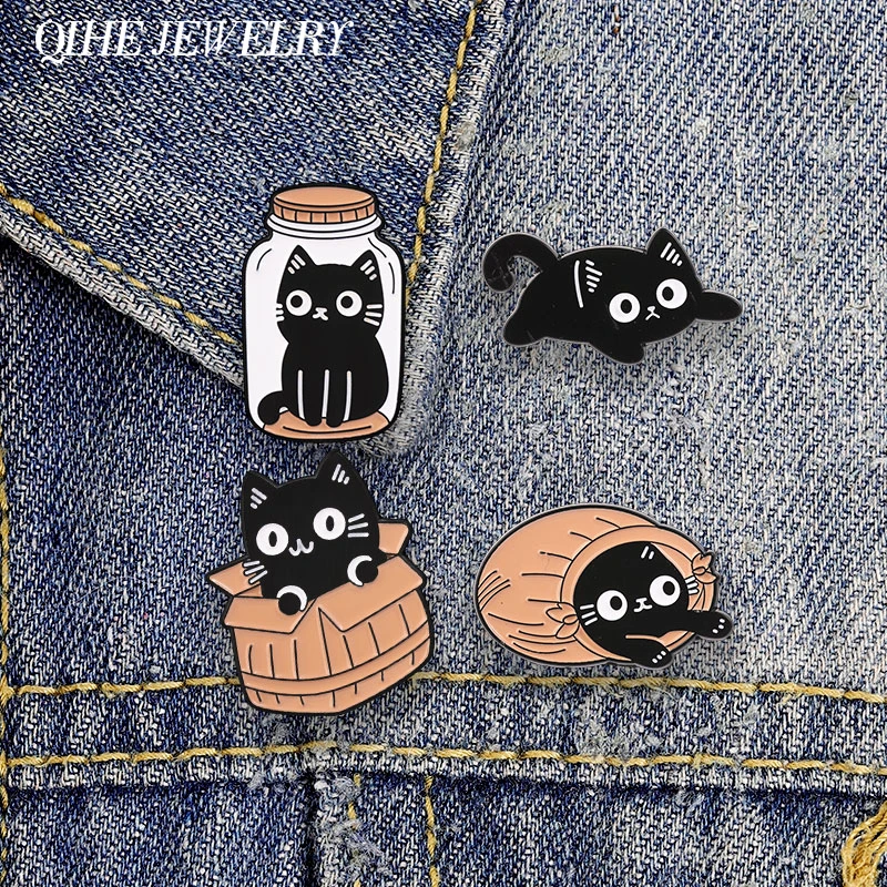 Broche en émail chaton mignon en boîte en carton ou pot en verre, chat noir de dessin animé dans un récipient, bijou pour sac et revers, cadeau pour amis
