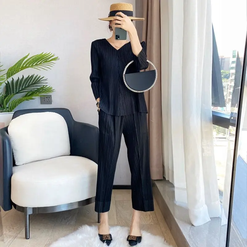 Faltiger, modischer, altersreduzierender Modeanzug für Damen im Frühling und Herbst, neues lockeres Oberteil, gerade Hosen, zweiteiliges Set