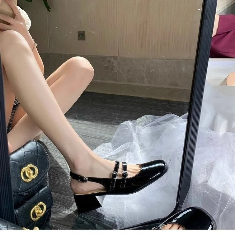  2025 حذاء ماري جينس باللون العنابي بمقدمة مربعة وإبزيم مزدوج من الجلد اللامع بكعب مكتنز مع تصميم جان #2