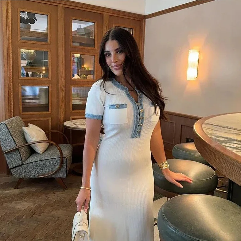 เดรสยาวทรงเข้ารูป แขนสั้น คอวี แต่งผ้าเดนิมและผ้าถัก แต่งกระดุม มีกระเป๋า เหมาะสำหรับผู้หญิง แฟชั่นทันสมัย เหมาะสำหรับใส่ไปทำงาน