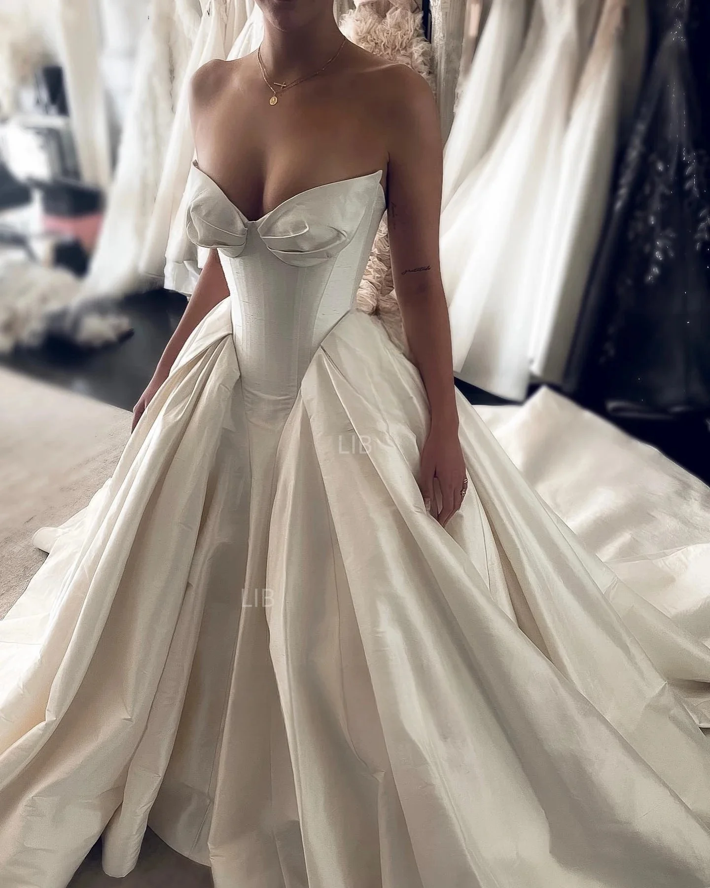 2025 Charming Hot Sale Elegant Sweetheart Off White Wedding Dress for Women 2024 Luxury Long Train Corset Simple Bride Dress