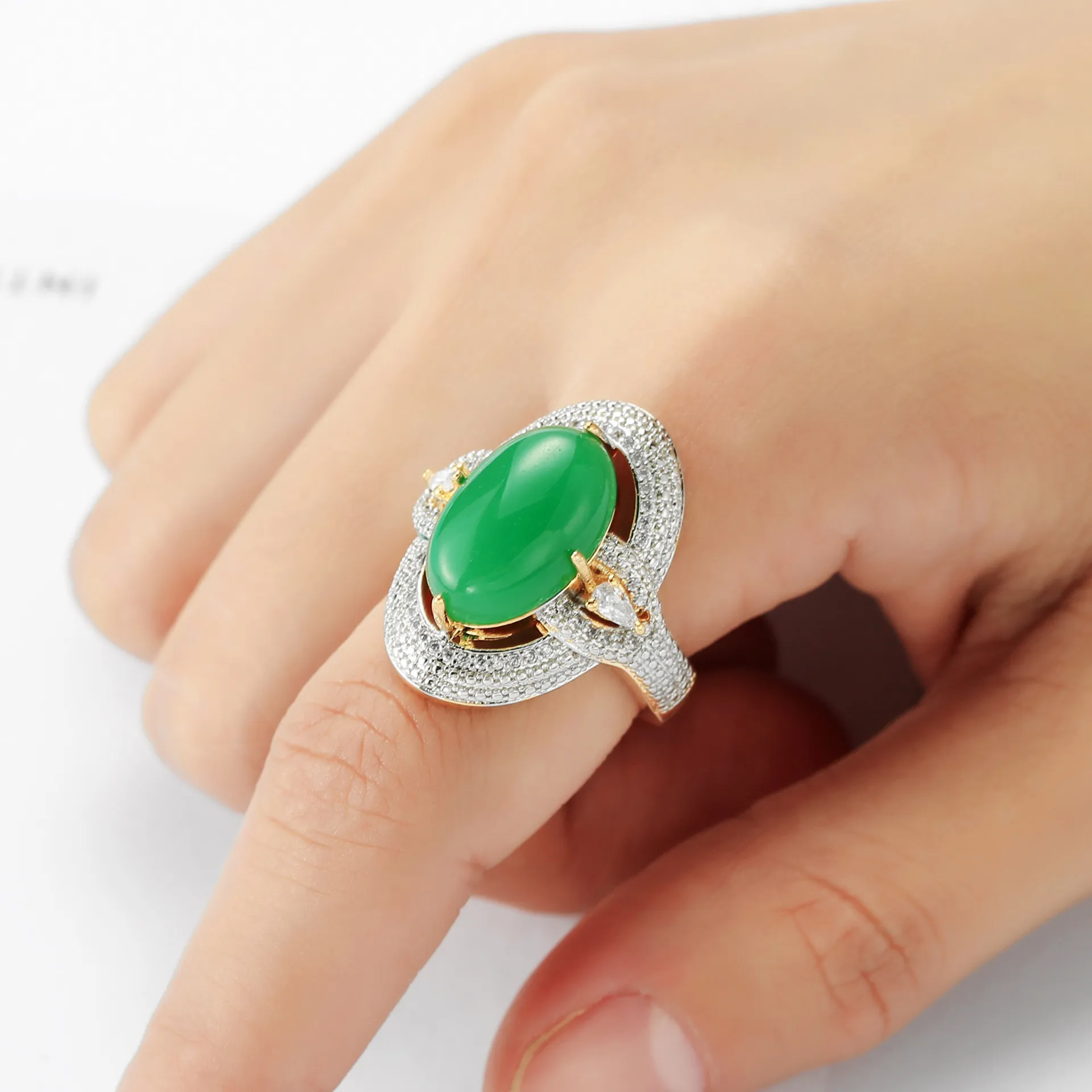 Anillo de plata de ley S925, anillo de mujer chapado en oro de 18k con incrustaciones de esmeralda y calcedonia, ligeramente adornado con diamantes, muy vendido.