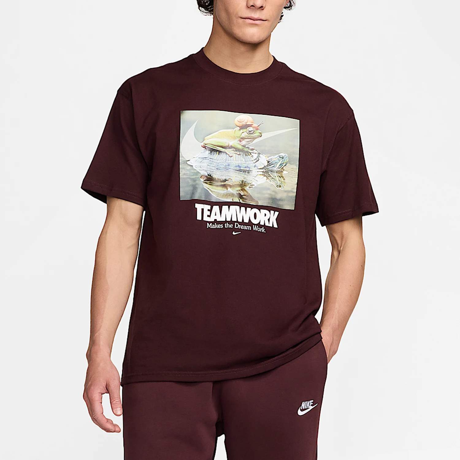 

Оригинальная мужская трикотажная футболка Nike с круглым вырезом и короткими рукавами в стиле ретро HF0002-652