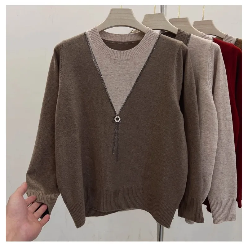 Damska moda, dzianinowa bluzka z okrągłym dekoltem, imitacja dwuczęściowego kompletu, jesienne sweterki odmładzające.