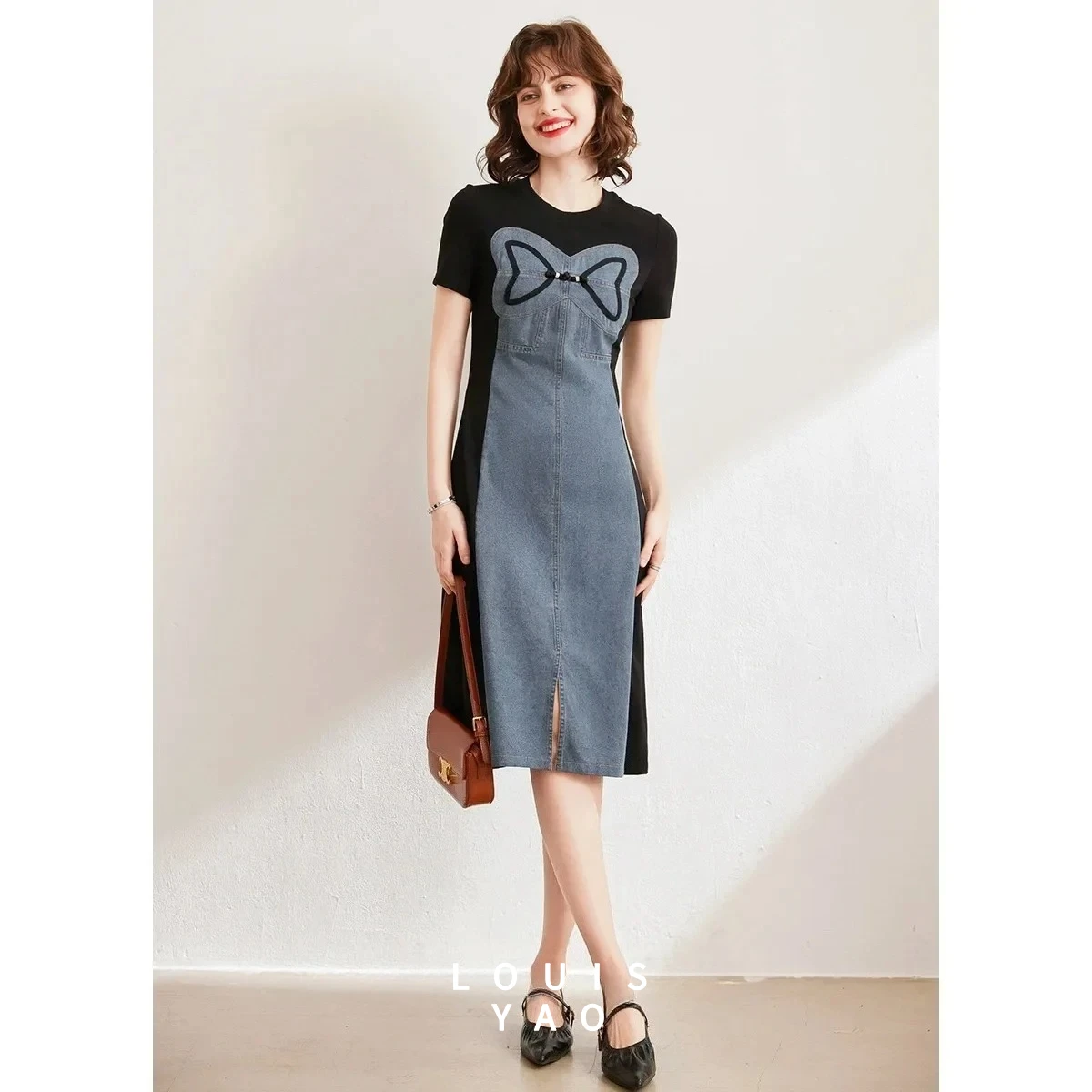 

Женское джинсовое платье LOUISYAO с бантом и вставками, лето 2025, с круглым вырезом, коротким рукавом, облегающее, повседневное, в уличном стиле