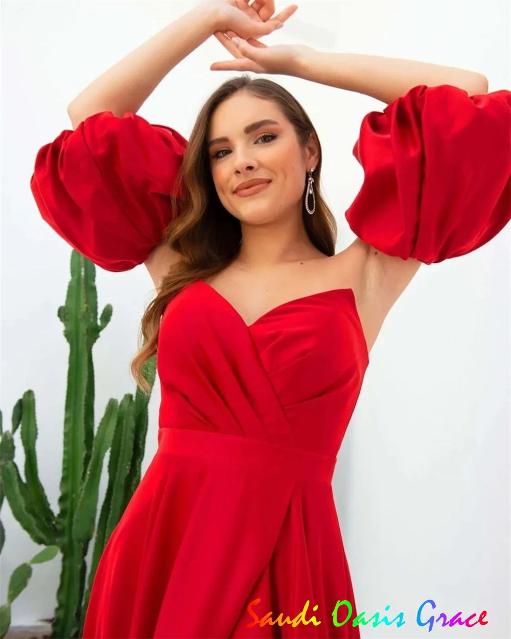 Maßgeschneidertes, maßgeschneidertes klassisches Abendkleid aus rotem Satin, exquisite trägerlose Abiballkleider mit abnehmbaren Ärmeln für besondere Anlässe