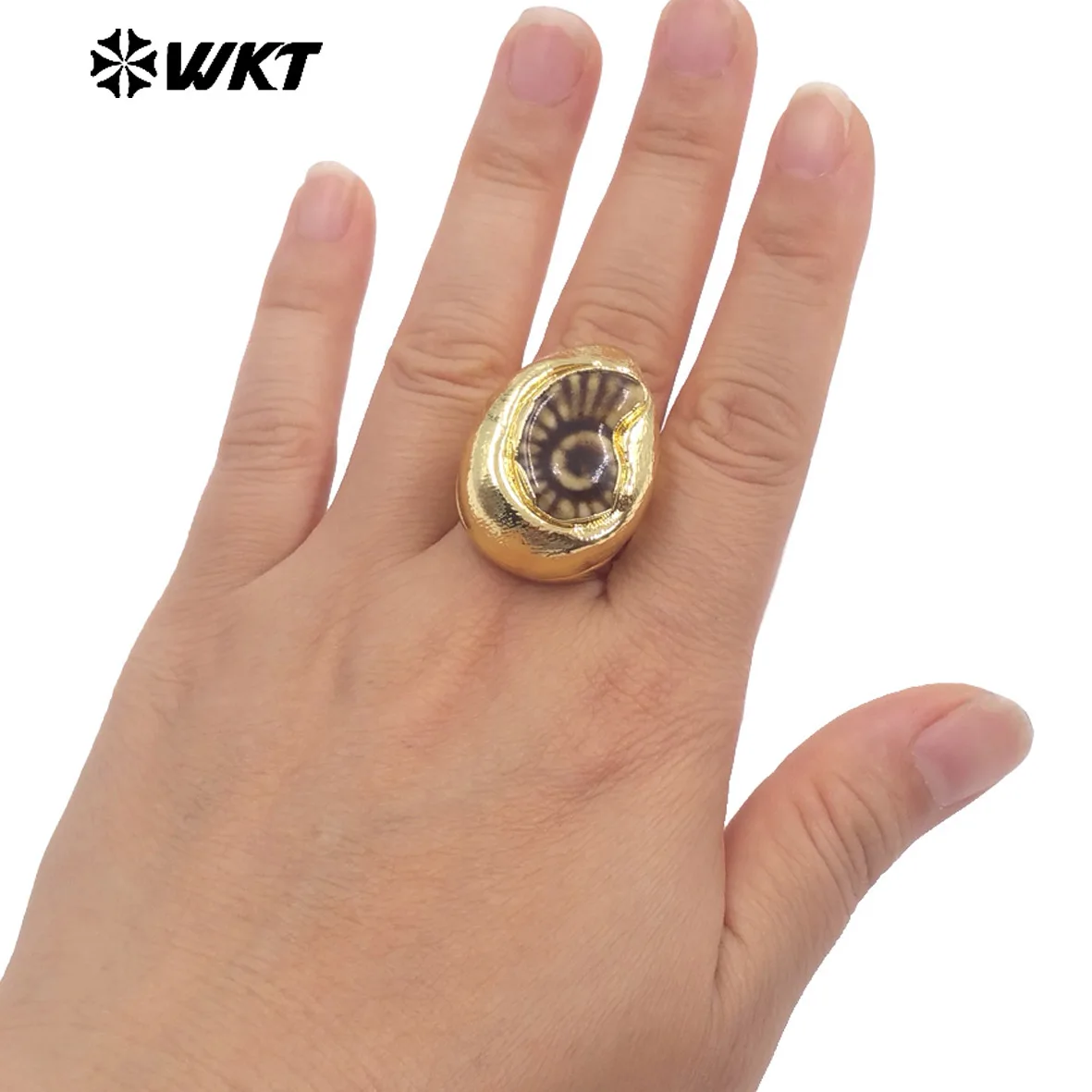 

WT-MPR152 Wholesale Boutique 18K Gold Electroplated Ceramic Shell Shape Unisex Rings For Dance Party Wearing Jewelry