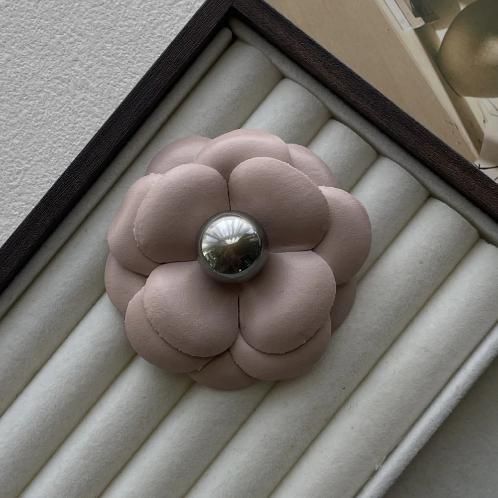 New Arrival PU Leather Camellia Brooch Pin for Women High-end Elegant Fashion Corsage Exquisite Clothing Wedding Party Accessory