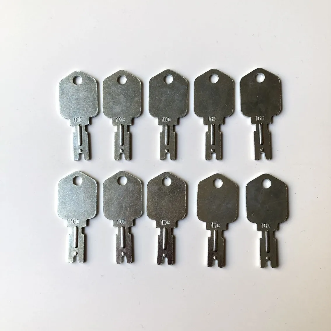 10 PCS 166 186304 Forklift key for Pollak Clark Yale Hyster For Komatsu Mustang Gradall Gehl for Daewoo Doosan A214062 5133504