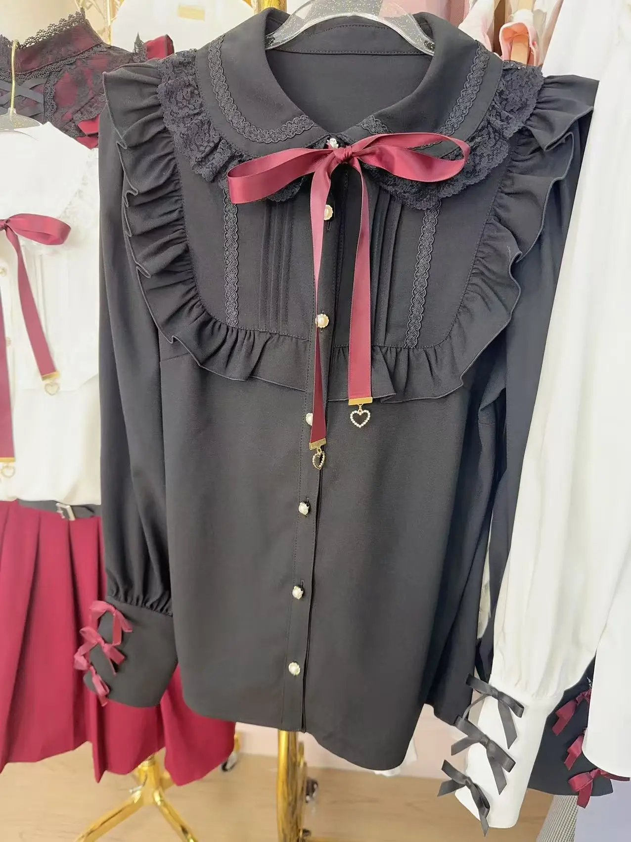 Blusas de estilo japonés para mujer, blusas holgadas con borde con volantes, cuello de muñeca, lazo, colgante de amor, Top negro de Lolita para primavera y otoño