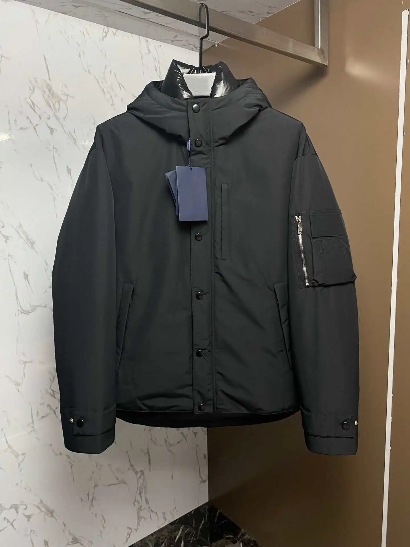 

2025 Trendy Men's Oversized Hooded Puffer Jacket, Short Casual Sports Style Winter Coat, Minimalist Streetwear