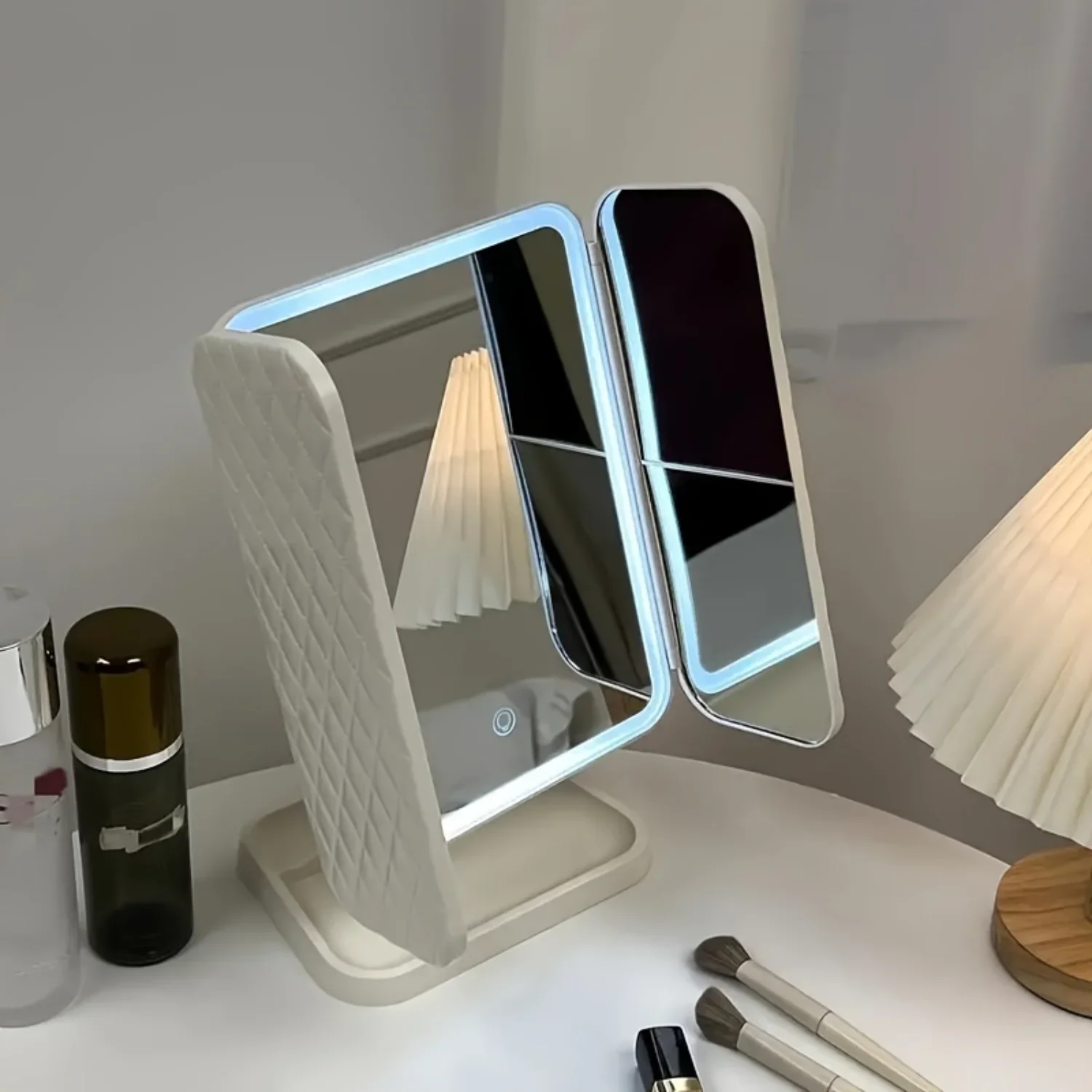 Specchio per il trucco a LED a tre pieghe con supporto e illuminazione a 3 colori, oscuramento dello schermo e regalo per le donne