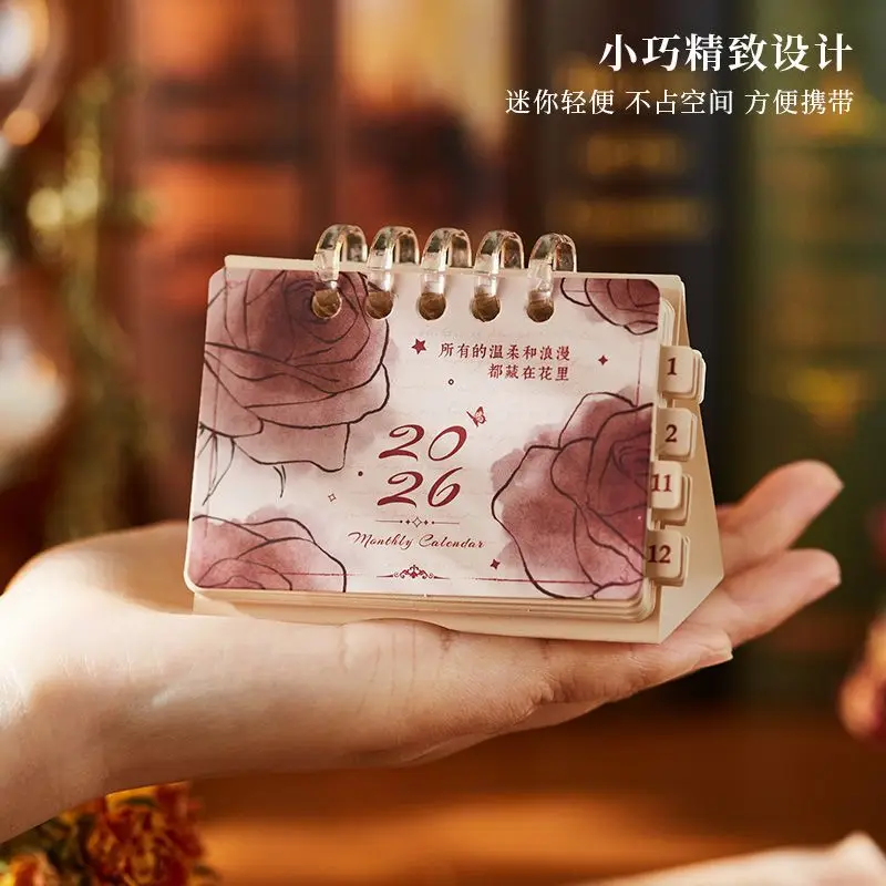 

Настольный календарь Mini Rose на 2026 год. Красивая розовая иллюстрированная обложка календаря. Дорожный календарь.
