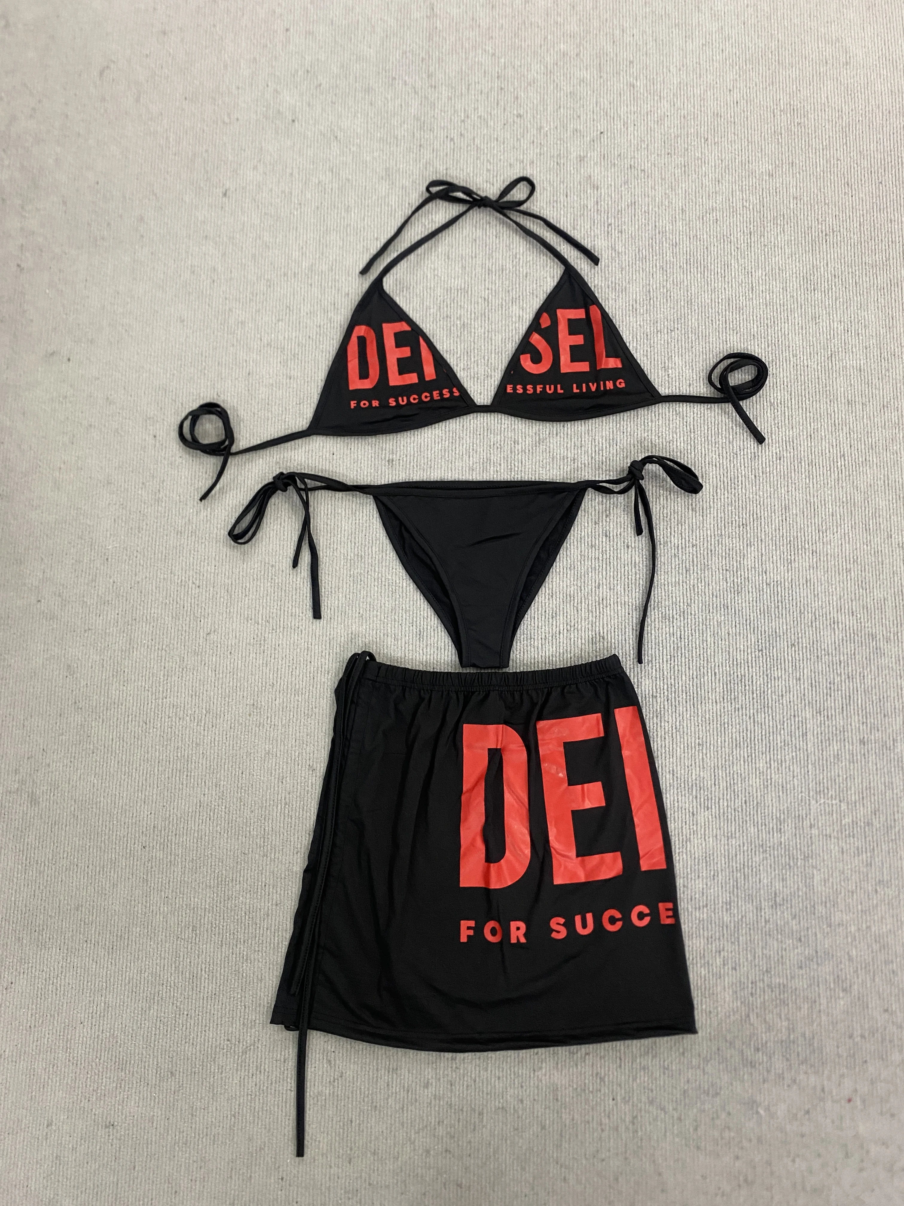 

European and American high street trendy fashionable three piece bikini set black and red letter printed neck hanging bikini set