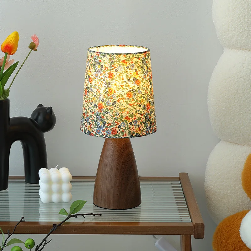 French Retro Floral Fresh Style Desk Lamp Nordic Retro Bedroom Study Reading Room Decor Table Lamp Cloth Ceramics LED Lights