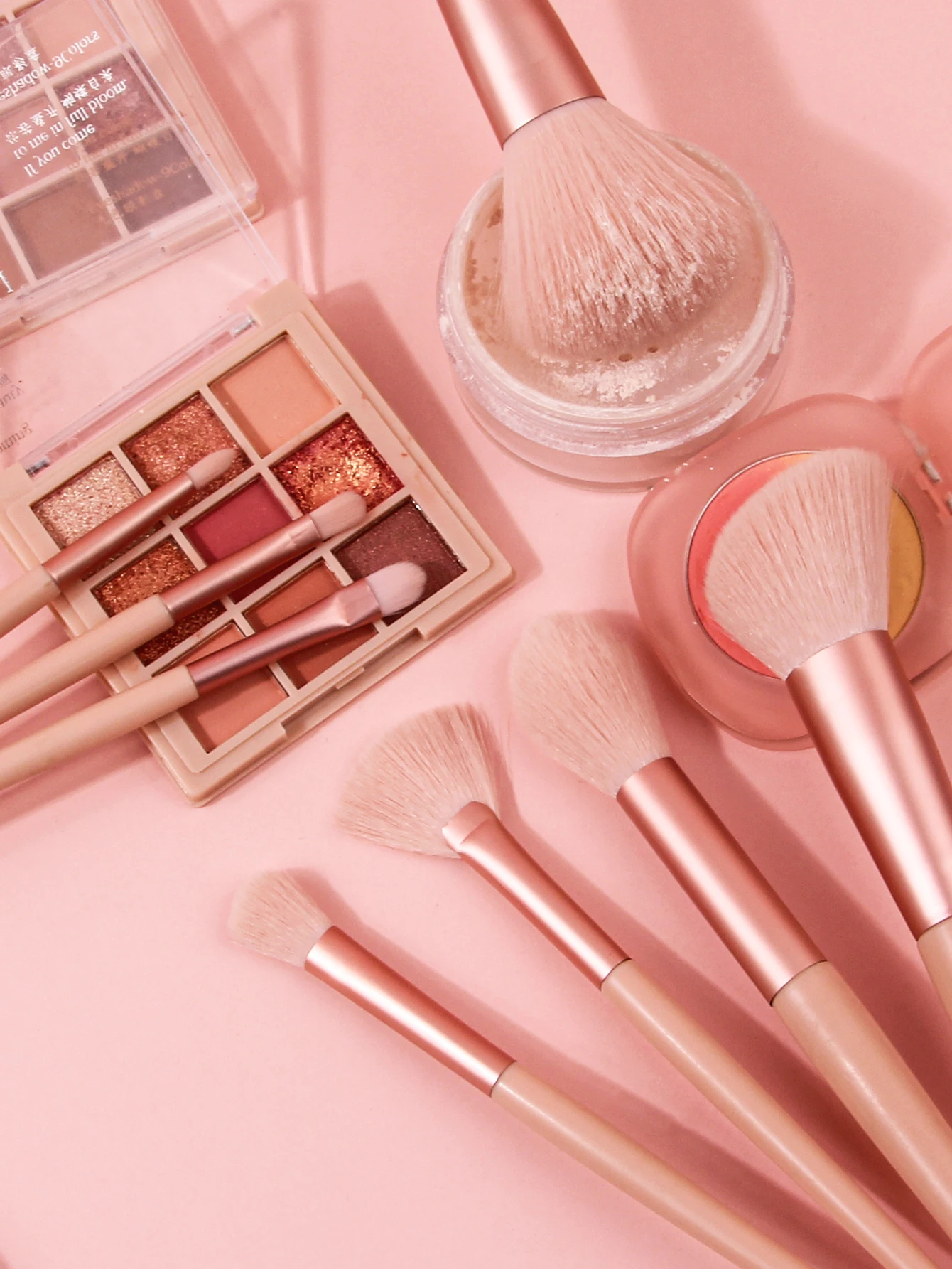 Il set di pennelli per trucco multifunzionali da 16 pezzi include una copertura per pennelli per il viso e un soffio di cipria triangolare con uovo in spugna super morbida