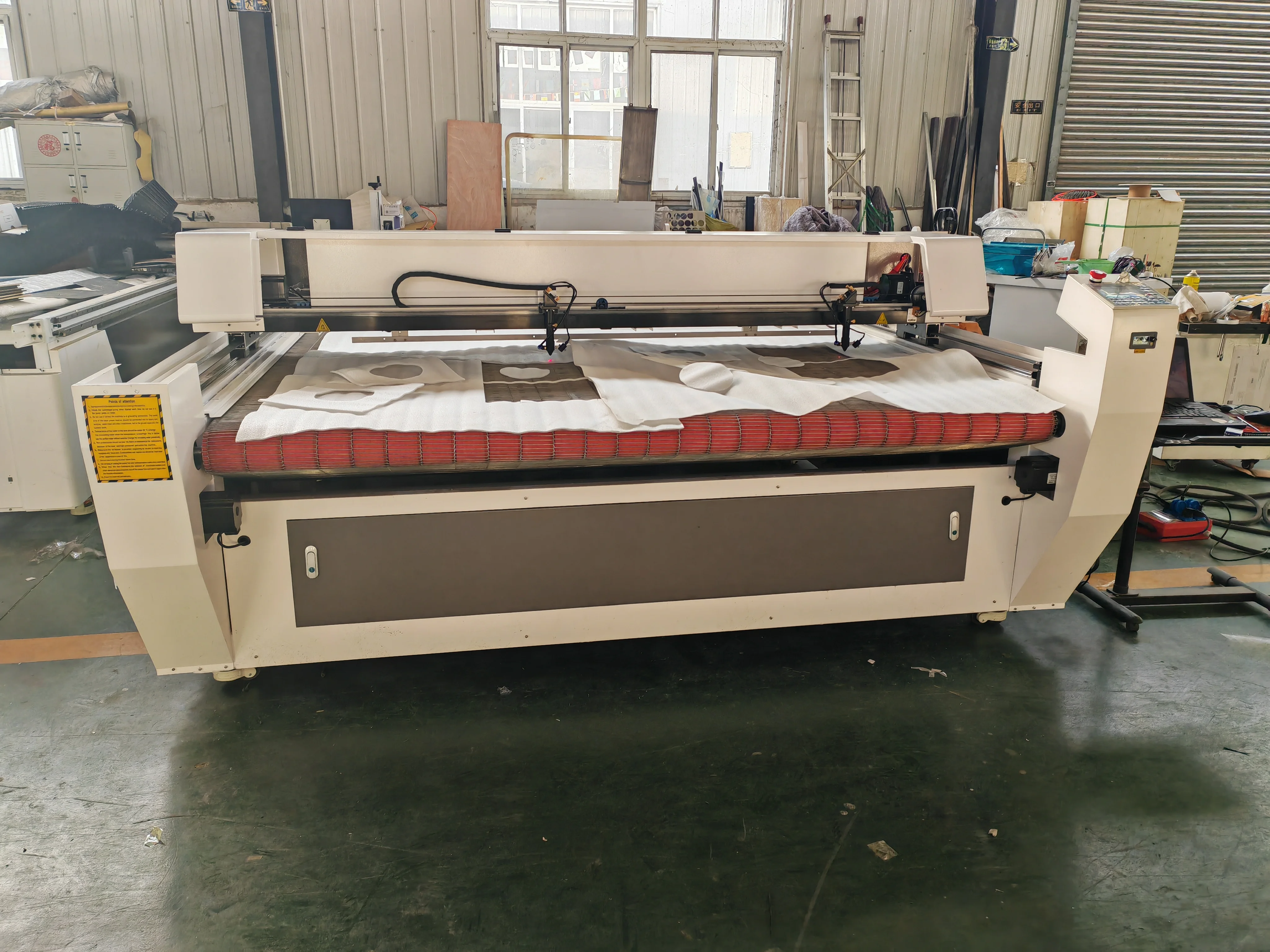 2000*3000mm 자동 공급 CNC 가죽 직물 청바지 레이저 조각 절단기