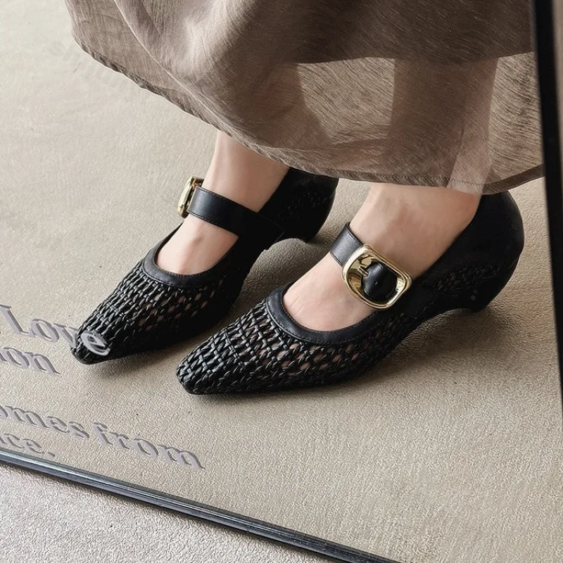 

Лето 2023, новая женская дышащая повседневная обувь с острым носком, модные нишевые тапочки, удобные сандалии с пряжкой