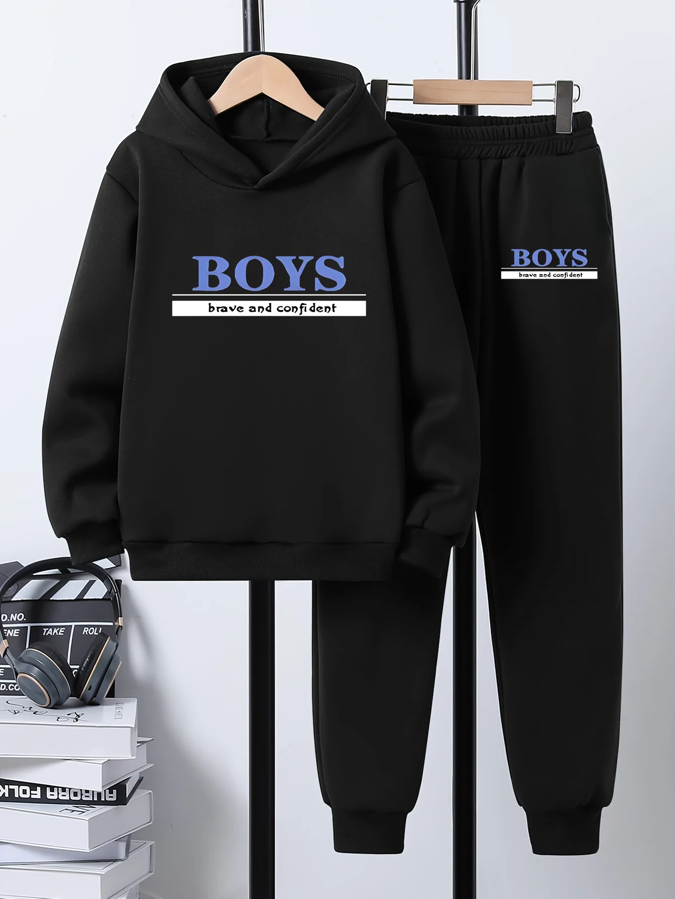 Boys' new autumn/winter two-piece sportswear set includes a hoodedsweatshirtanda pairof sweatpantsBOYS printed casualsportswear.