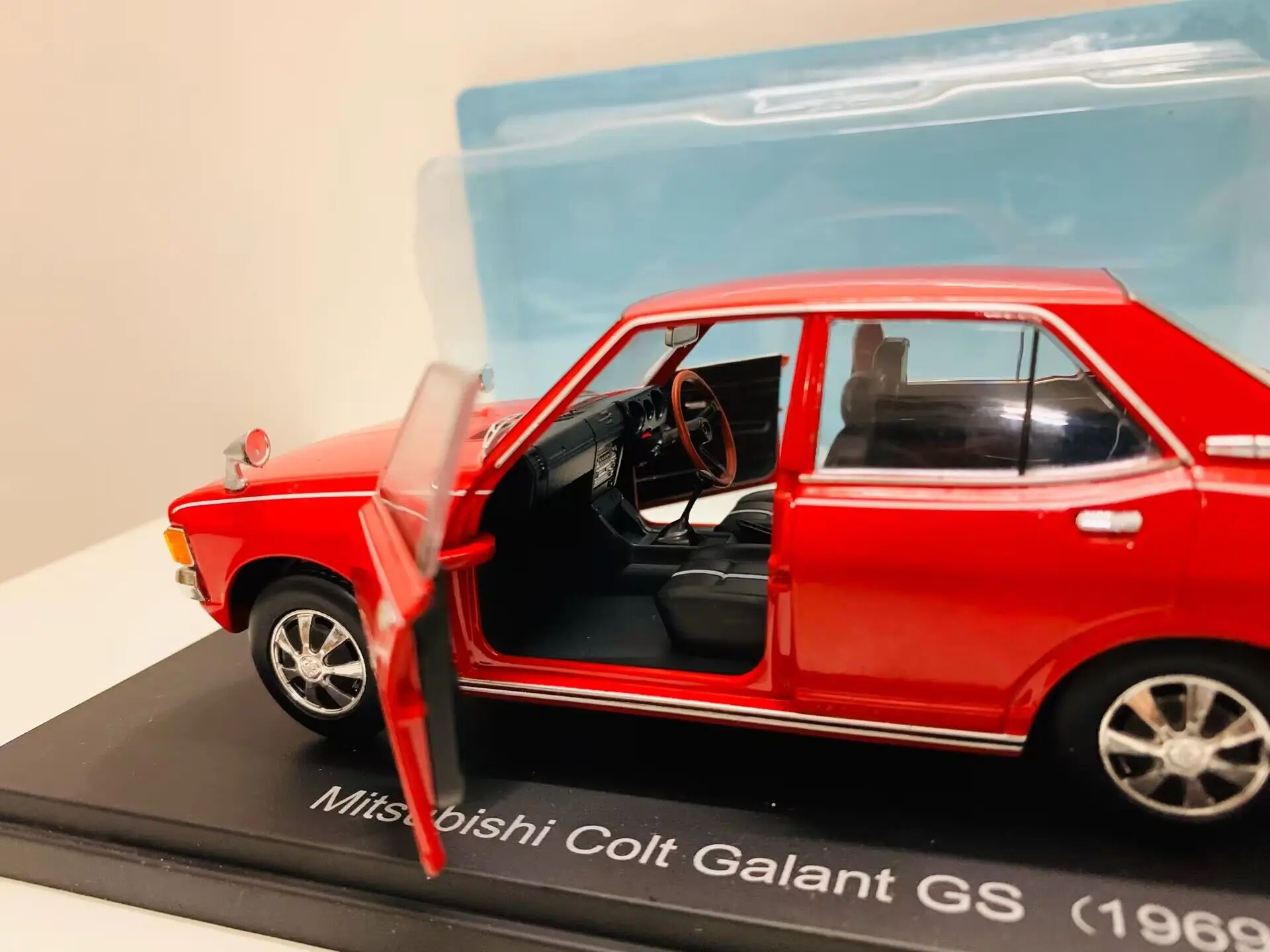 Colt Galant 1969 Red 2 Open Door 1:24 Scale Die-Cast Model Car New