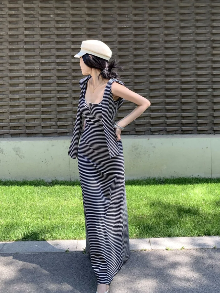 Dopasowana dzianinowa kamizelka damska na lato 2025, seksowna, długa, z wkładkami w biuście, do noszenia na dwa sposoby: jako kamizelka lub jako narzutka na ramię.