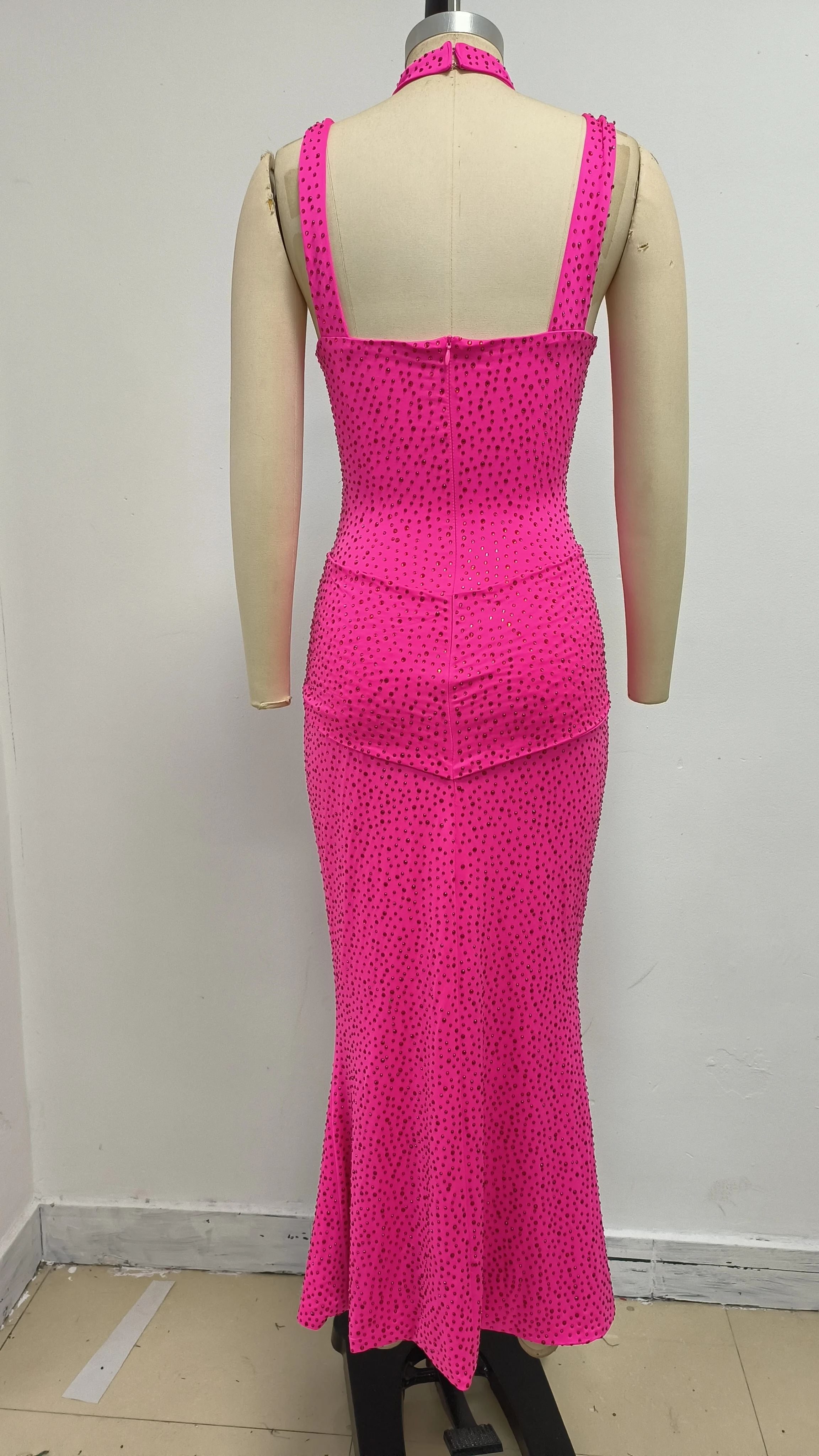 Abito da donna lungo da compleanno maxi stile punk con strass rosa caldo ritagliati Abiti da festa da sera per celebrità di lusso in un unico pezzo