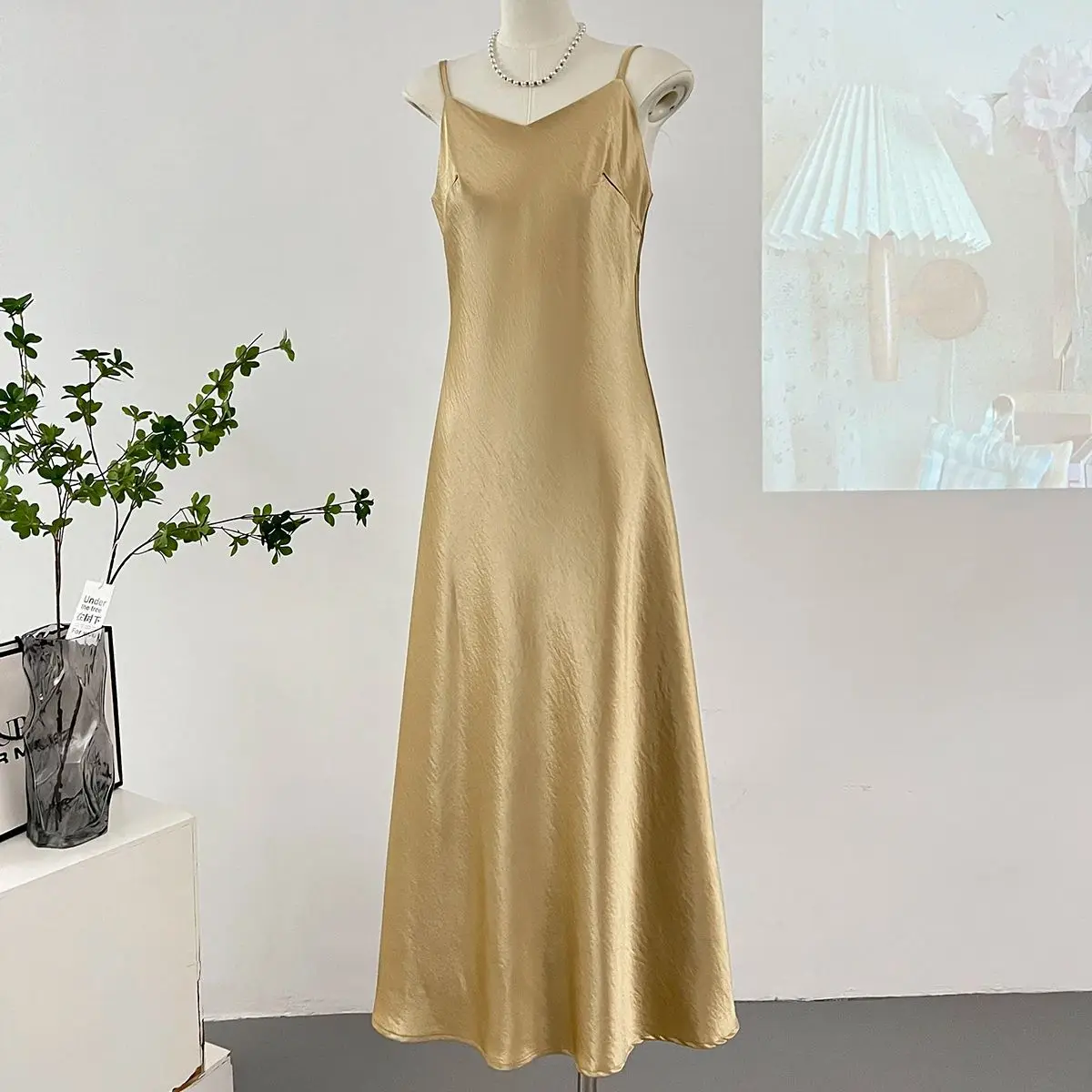 우아한 여성 스파게티 스트랩 새틴 드레스 여름 v-목 솔리드 컬러 얇은 민소매 롱 드레스 여성 a 라인 드레스