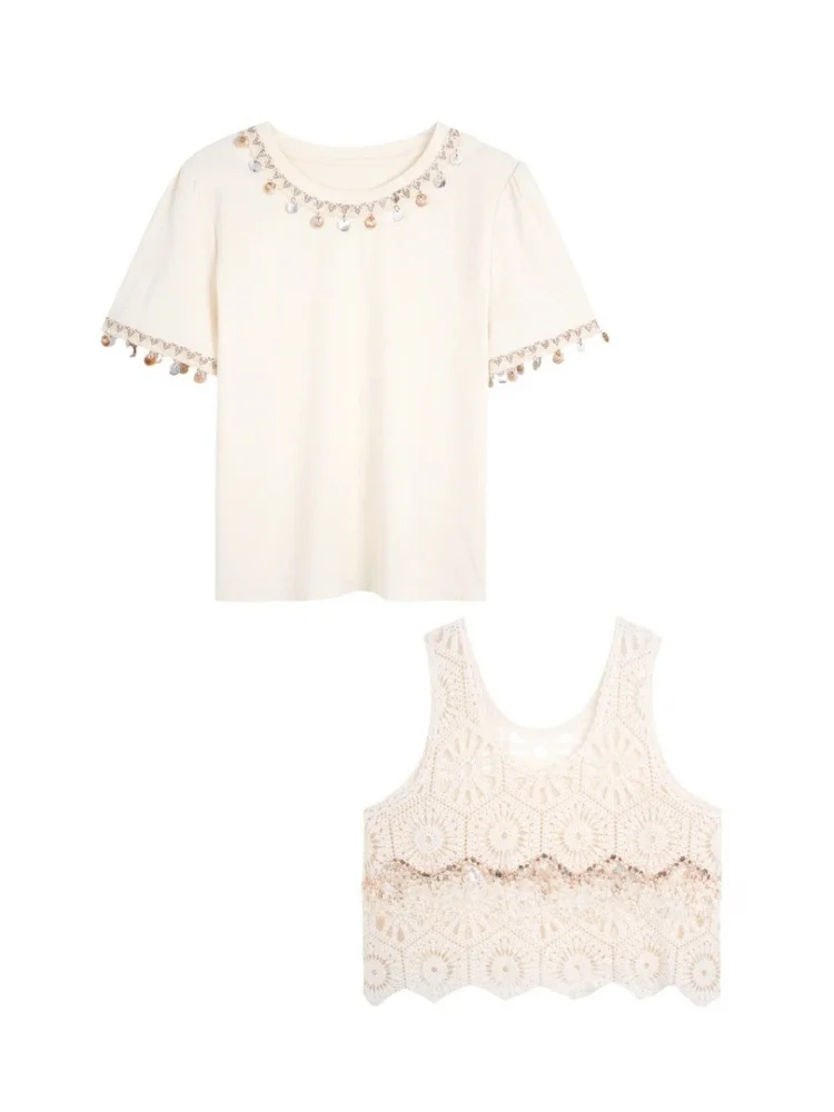 

Женский комплект для весеннего сезона: топ с бисером и вырезами, а также брюки с высокой талией. Модный повседневный наряд.