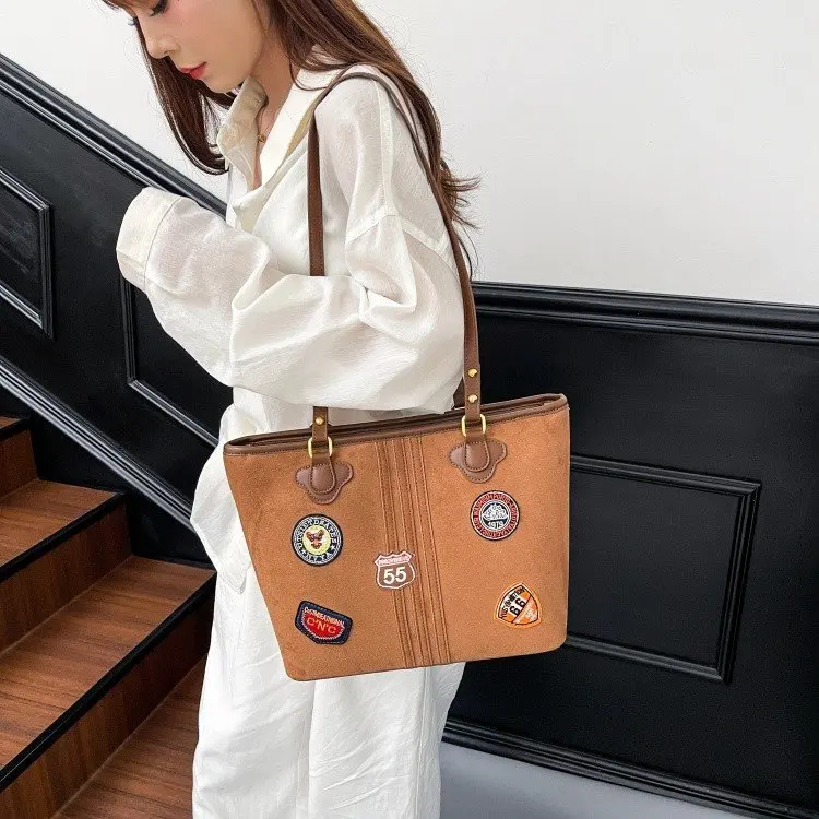 

‌2025 Women's American Retro Badge Shoulder Bag - Large-Capacity Versatile Tote, Commuting/Work/Weekend Messenger