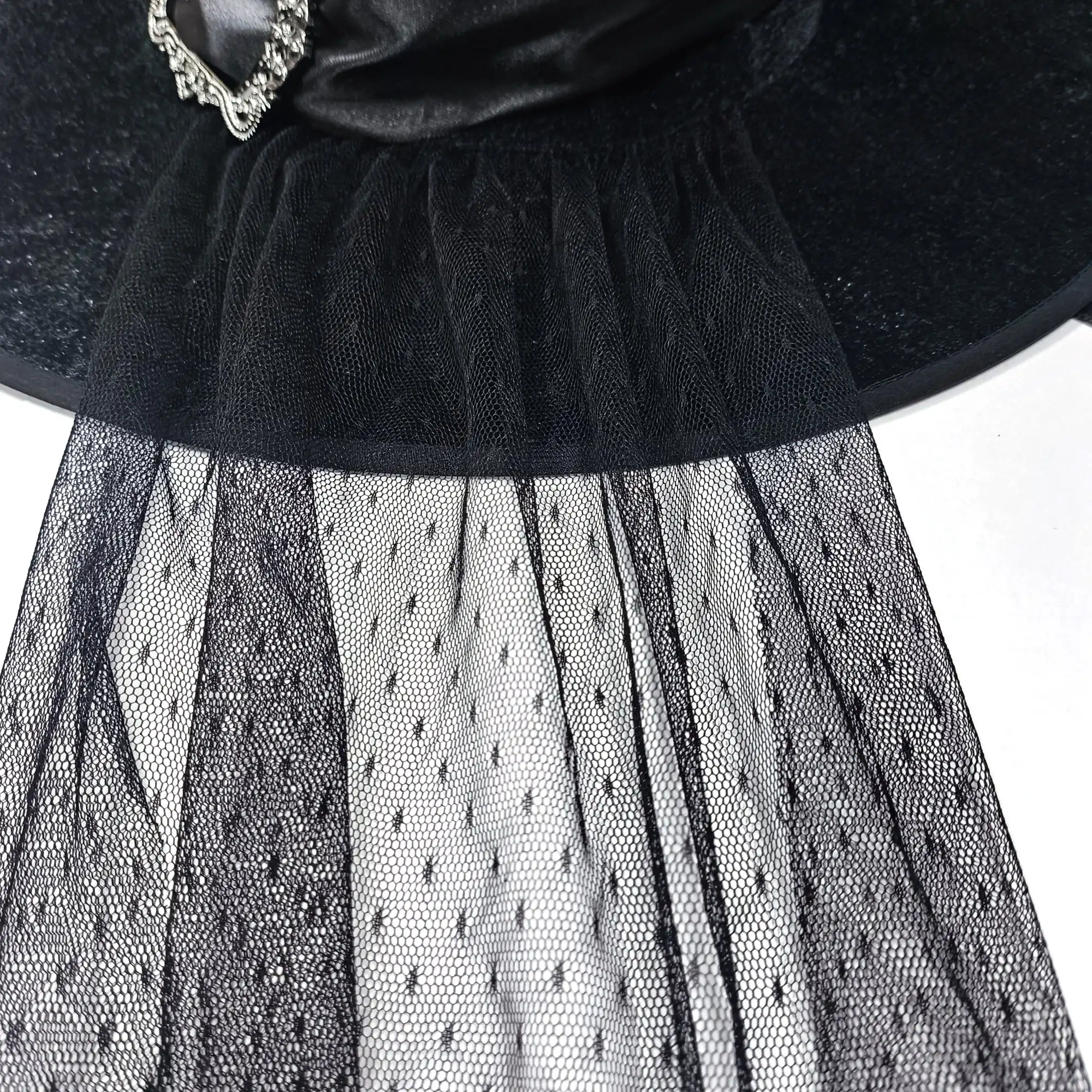 หมวกแม่มดแบบกอธิคสีดำประดับลวดลาย ขนาด 16 นิ้ว - อุปกรณ์เสริมชุดฮาโลวีนสำหรับผู้ใหญ่ พร้อมปีกหมวกขนาด 16 นิ้วสำหรับคอสเพลย์