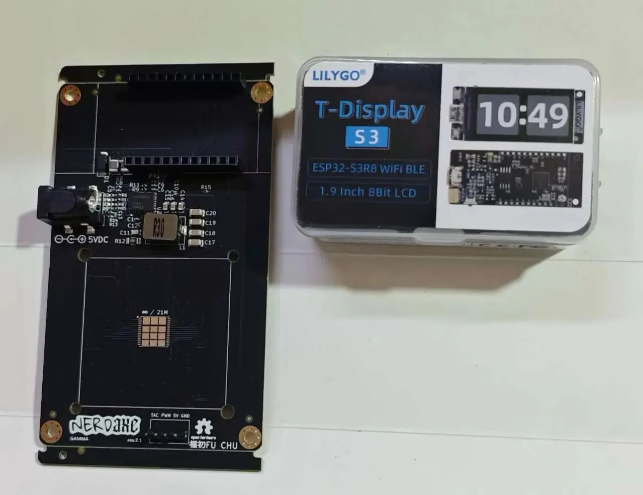 nerdaxe-gamma-12t-con-lilygo-non-fornisce-guscio-e-adattatore-di-alimentazione